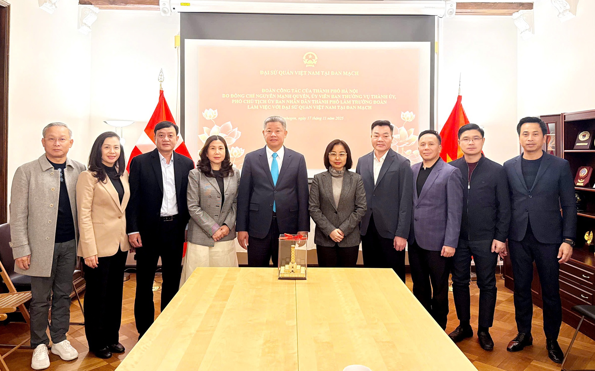 Phó Chủ tịch UBND Thành phố Nguyễn Mạnh Quyền thăm Đại sứ quán Việt Nam tại Thủ đô Copenhagen, Đan Mạch