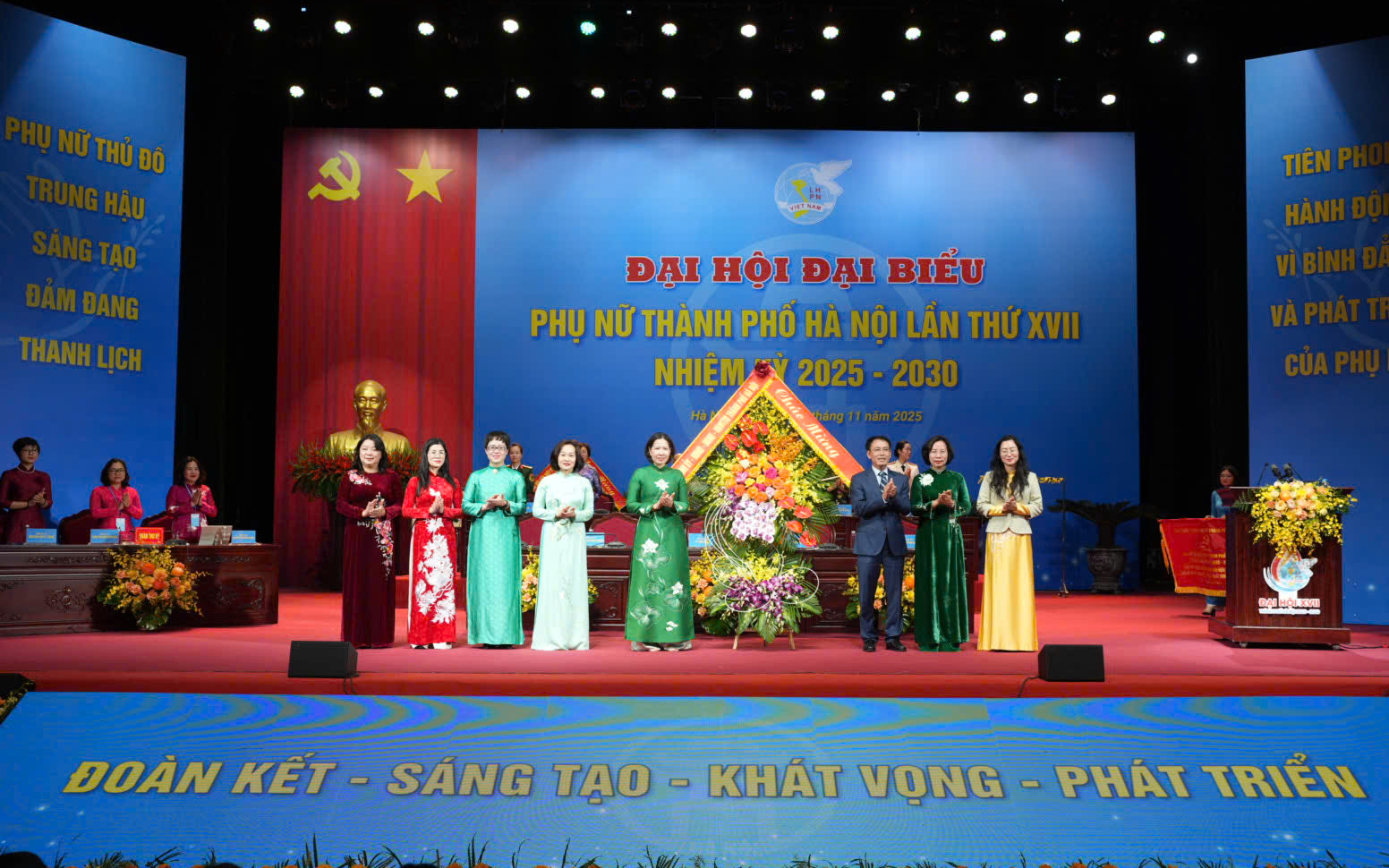 Phó Bí thư Thành ủy Hà Nội Nguyễn Trọng Đông và các đồng chí lãnh đạo Thành phố tặng lẵng hoa chúc mừng Đại hội.