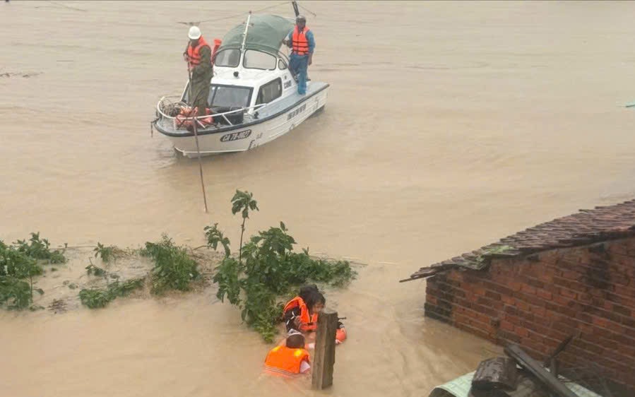 Lực lượng cứu hộ cứu người dân khỏi nơi bị ngập ở tỉnh Đắk Lắk