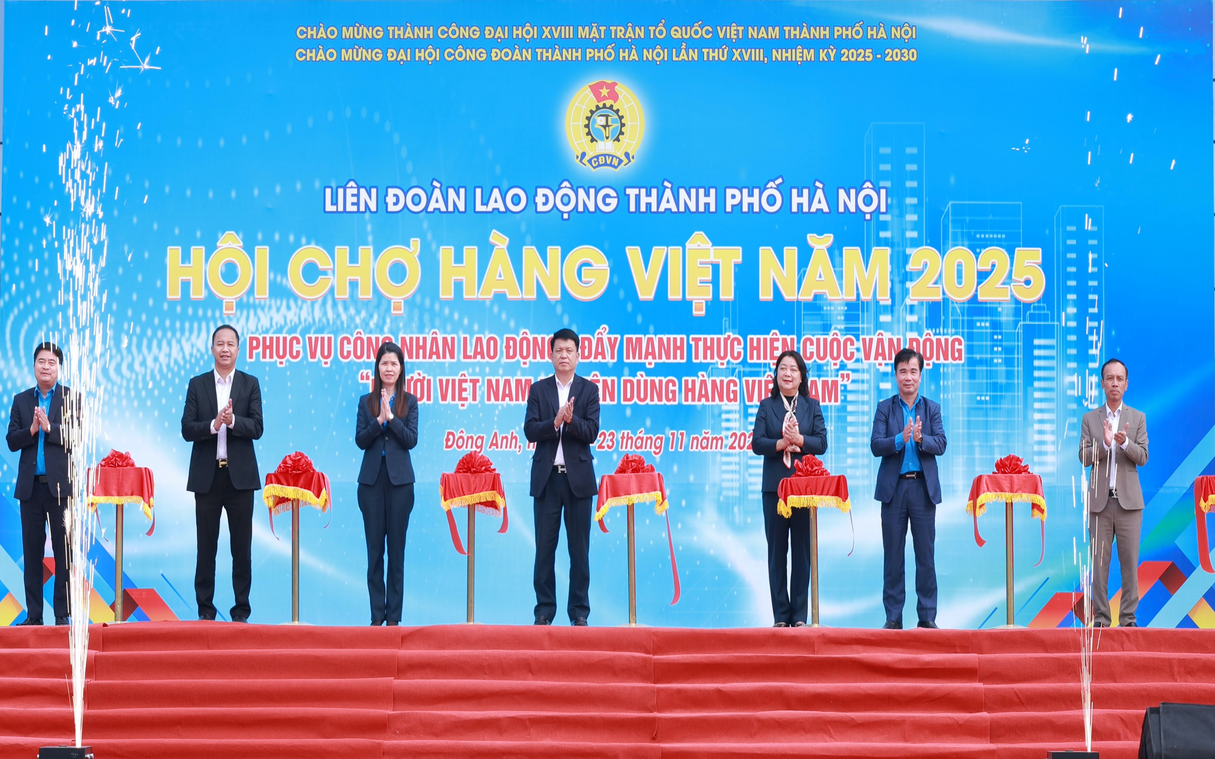 Các đồng chí lãnh đạo cắt băng khai mạc Hội chợ.