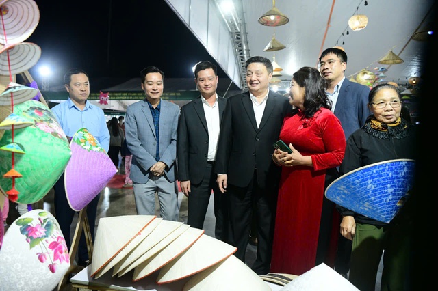 Thanh Oai exhibition showcases OCOP products and vibrant traditional craft heritage- Ảnh 1.