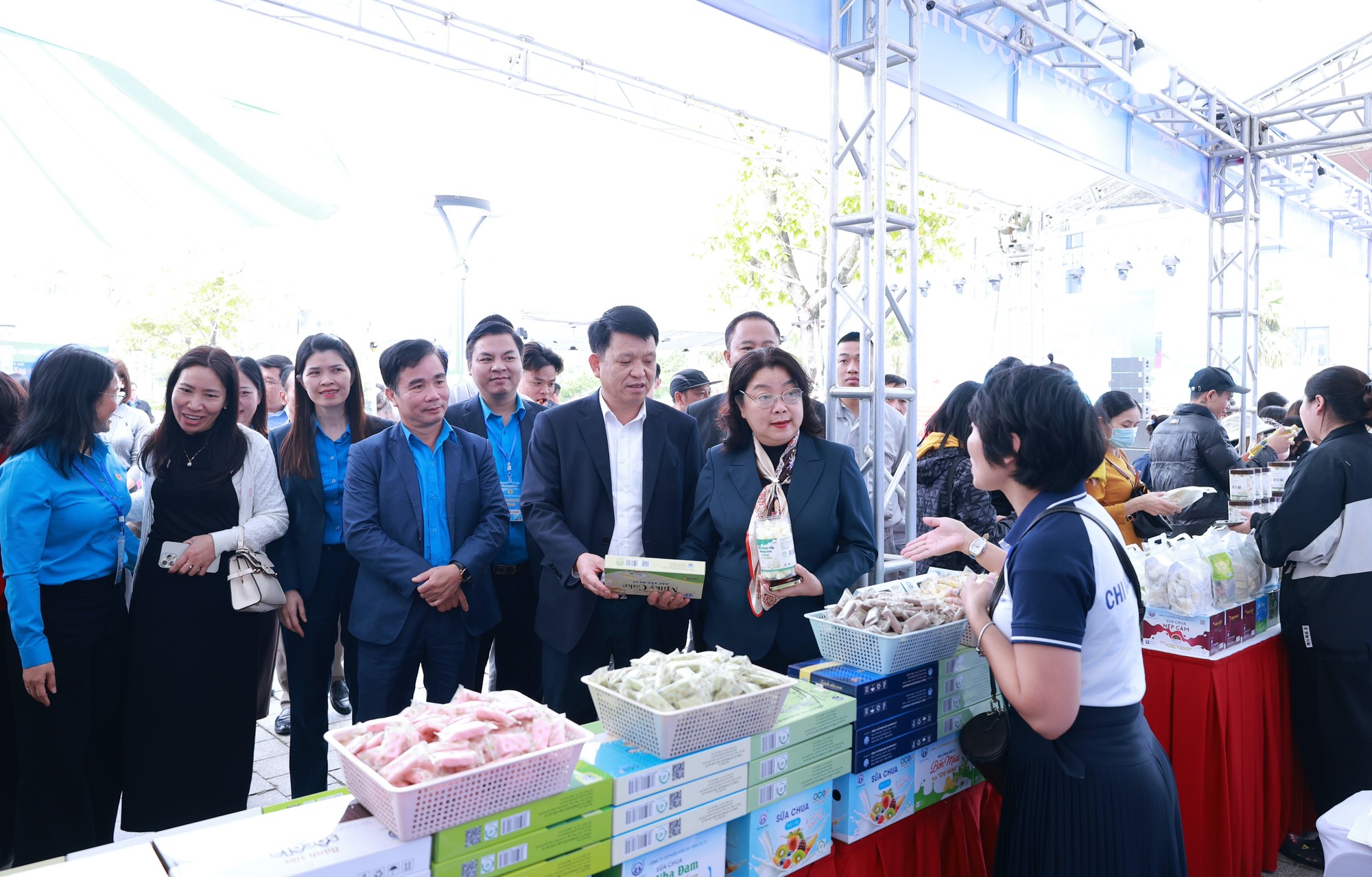 Đa dạng các mặt hàng thiết yếu tại Hội chợ phục vụ công nhân lao động và Nhân dân Thủ đô- Ảnh 1.