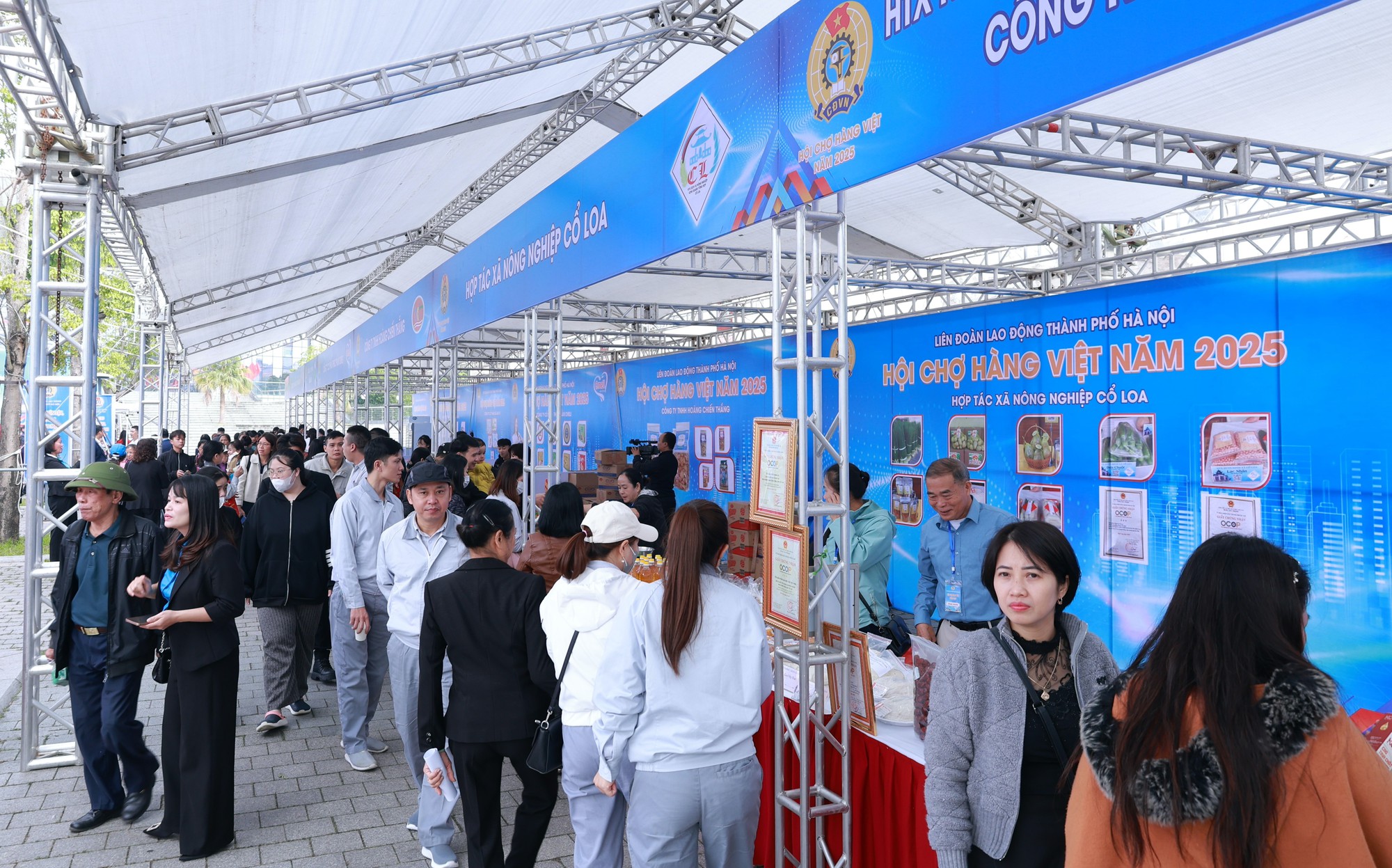 Đa dạng các mặt hàng thiết yếu tại Hội chợ phục vụ công nhân lao động và Nhân dân Thủ đô- Ảnh 2.