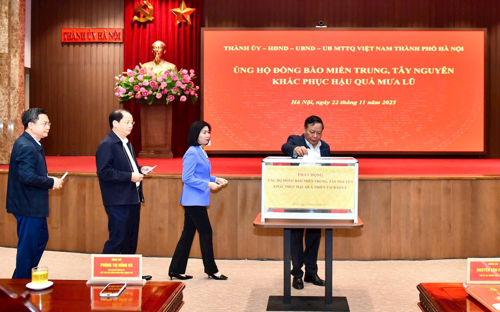 Phó Bí thư Thường trực Thành ủy Nguyễn Văn Phong, Phó Bí thư Thành ủy - Chủ tịch HĐND thành phố Phùng Thị Hồng Hà cùng các đồng chí lãnh đạo ban Đảng Thành ủy ủng hộ đồng bào các tỉnh miền Trung và Tây Nguyên