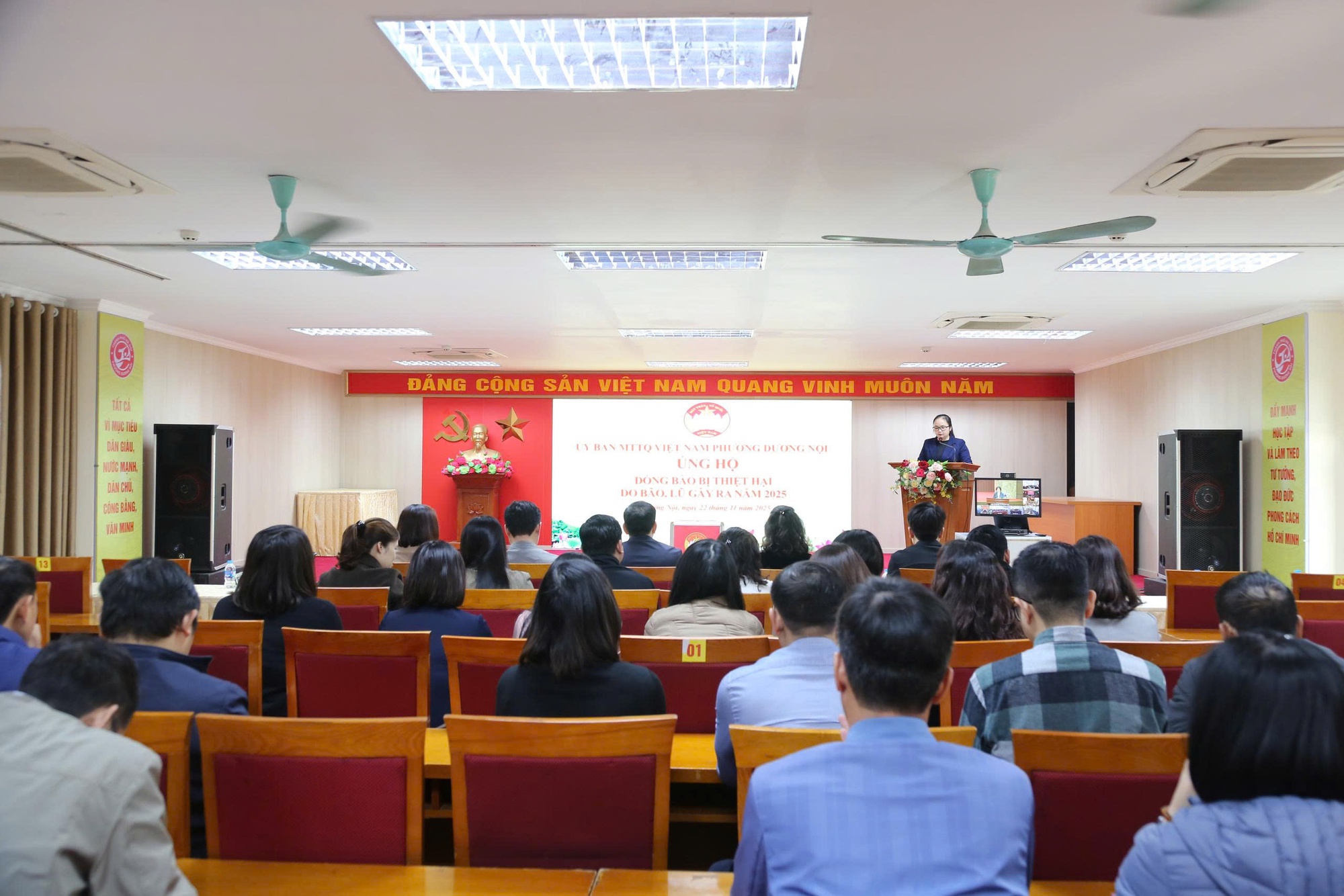 Phường Dương Nội phát động ủng hộ đồng bào các tỉnh miền Trung - Tây Nguyên khắc phục hậu quả mưa lũ- Ảnh 1.