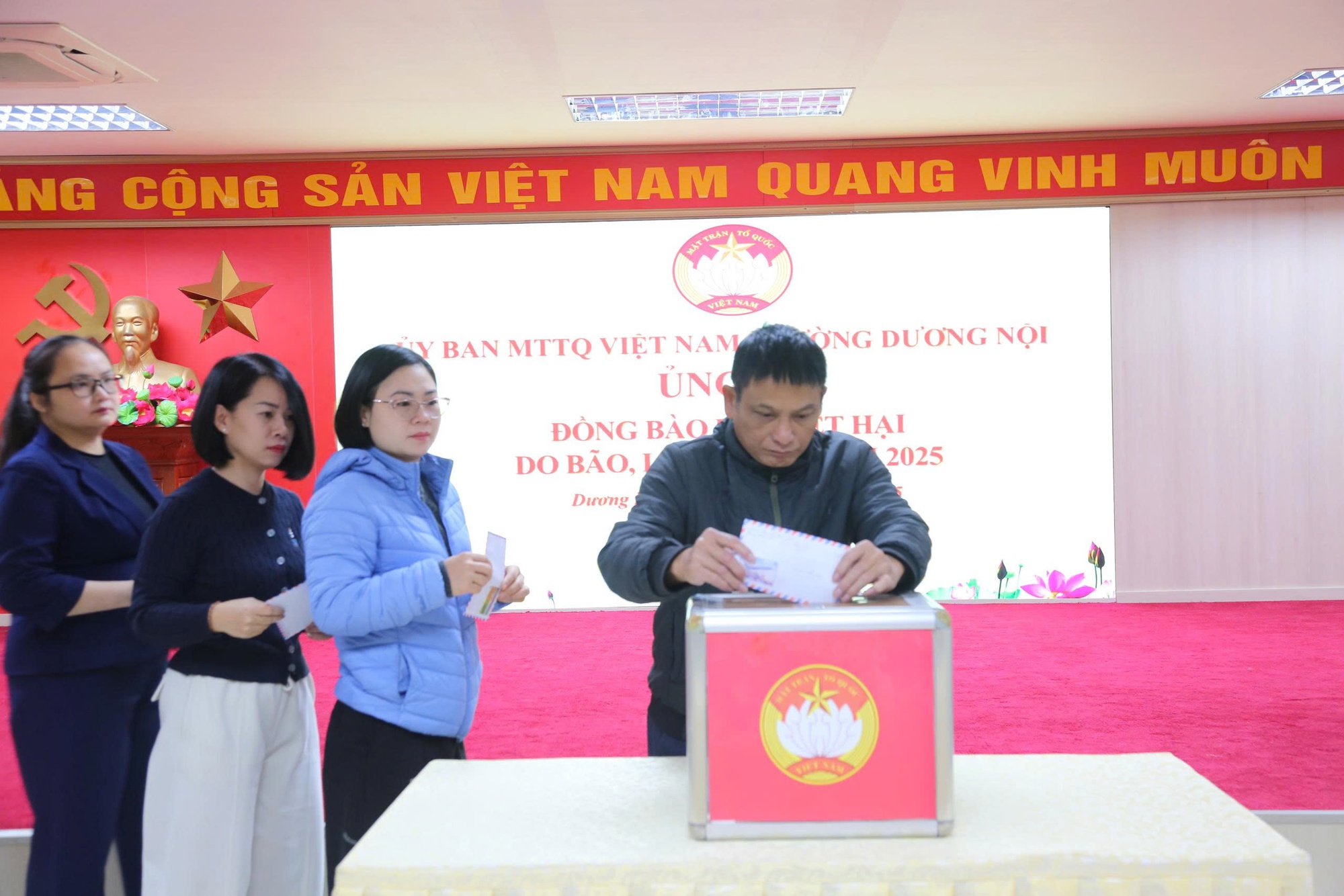 Phường Dương Nội phát động ủng hộ đồng bào các tỉnh miền Trung - Tây Nguyên khắc phục hậu quả mưa lũ- Ảnh 4.