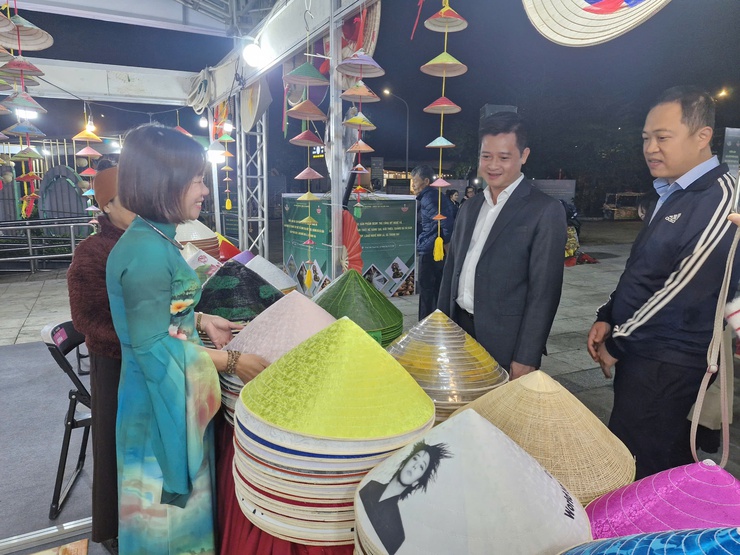 Thanh Oai exhibition showcases OCOP products and vibrant traditional craft heritage- Ảnh 2.