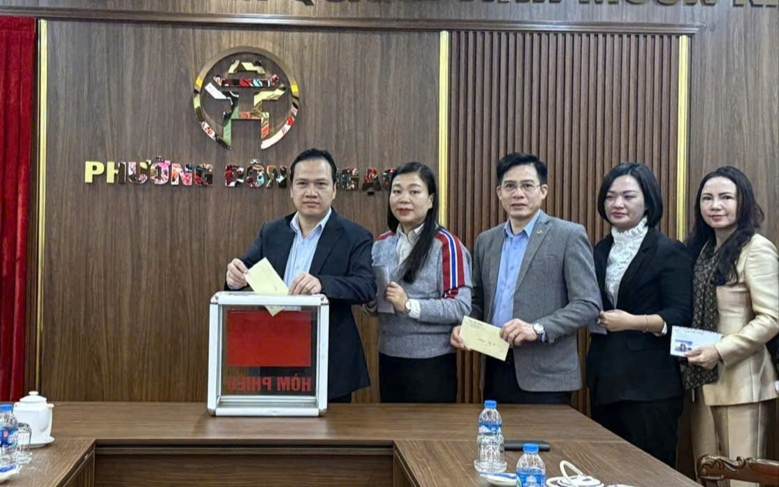 Lãnh đạo phường Đông Ngạc ủng hộ đồng bào bị thiên tai