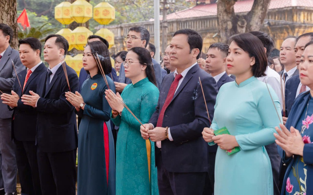 Đoàn dâng hương tới các bậc Tiên đế tại Điện Kính Thiên trong khu di tích Hoàng thành Thăng Long.