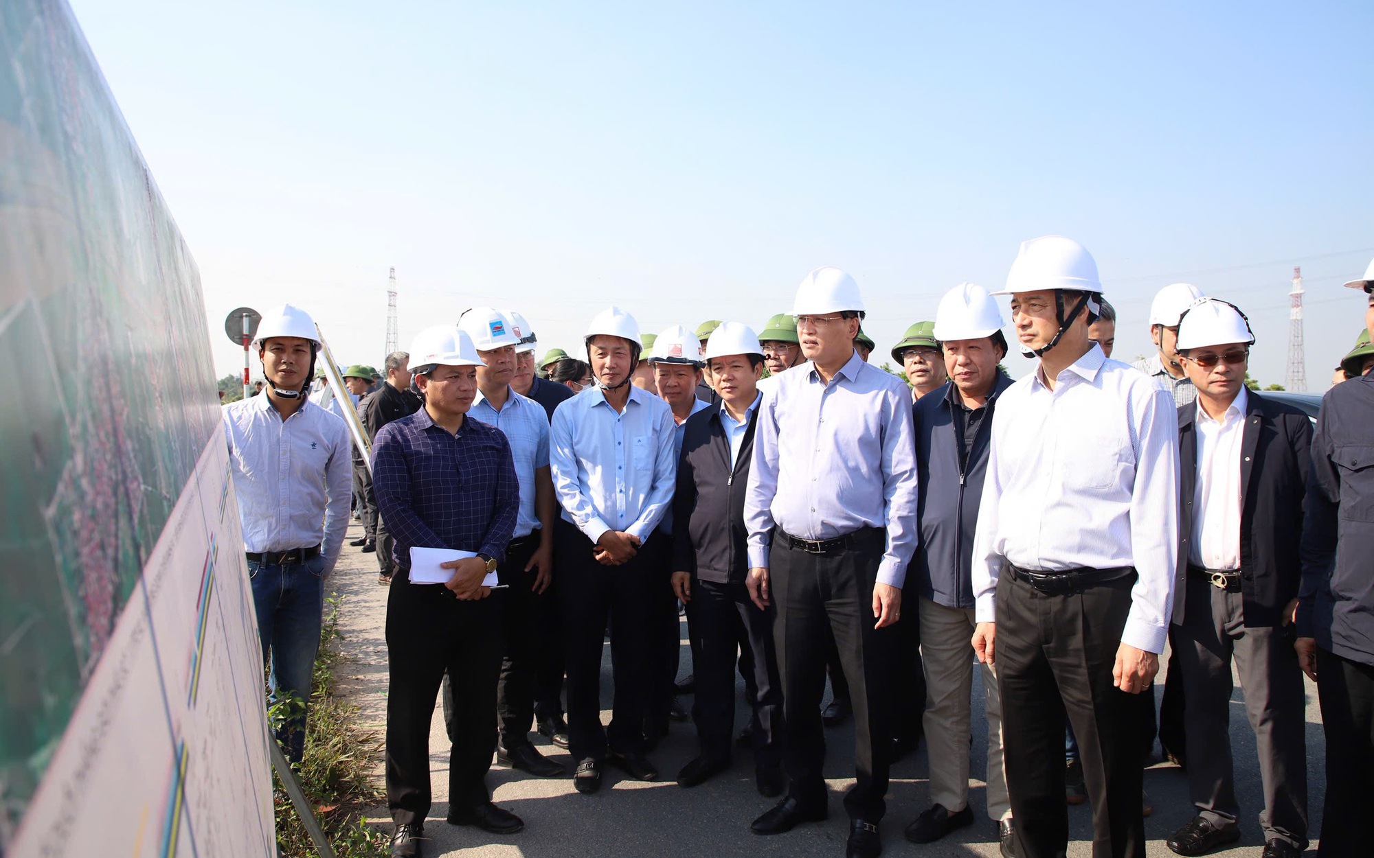 Đồng chí Bí thư Thành ủy Hà Nội Nguyễn Duy Ngọc kiểm tra thực địa tình hình triển khai Dự án đường Vành đai 4. Ảnh: Phạm Đăng