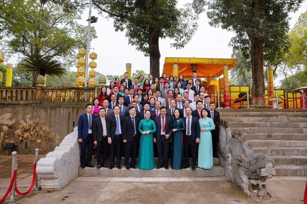 Hội Nông dân thành phố Hà Nội vào Lăng viếng Chủ tịch Hồ Chí Minh và dâng hương tại Hoàng Thành Thăng Long- Ảnh 2.