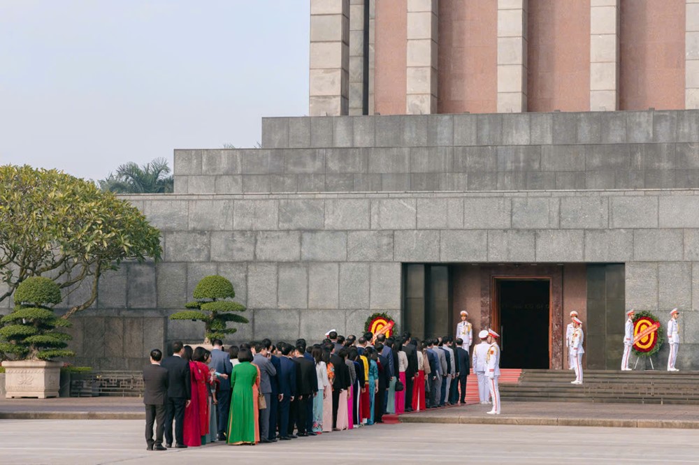 Hội Nông dân thành phố Hà Nội vào Lăng viếng Chủ tịch Hồ Chí Minh và dâng hương tại Hoàng Thành Thăng Long- Ảnh 1.