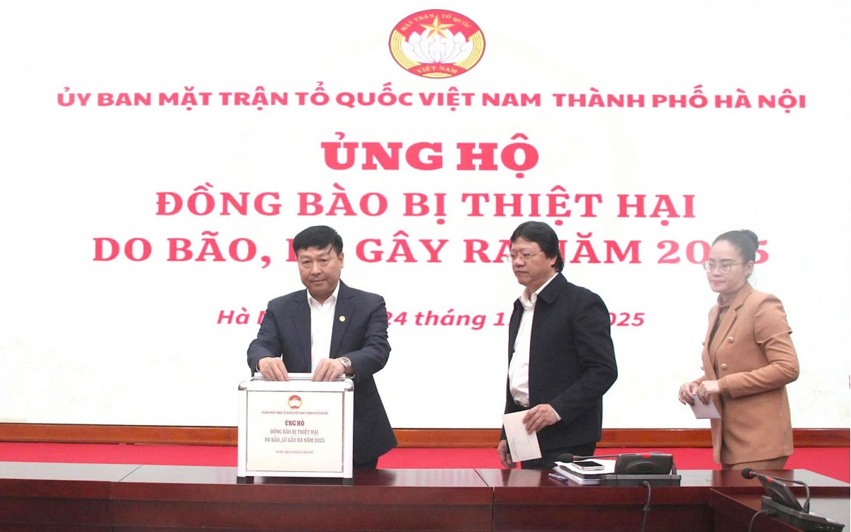 Cán bộ, công chức, viên chức và người lao động Cơ quan Ủy ban MTTQ Việt Nam thành phố Hà Nội tham gia ủng hộ 1 ngày lương, hỗ trợ đồng bào miền Trung - Tây Nguyên.