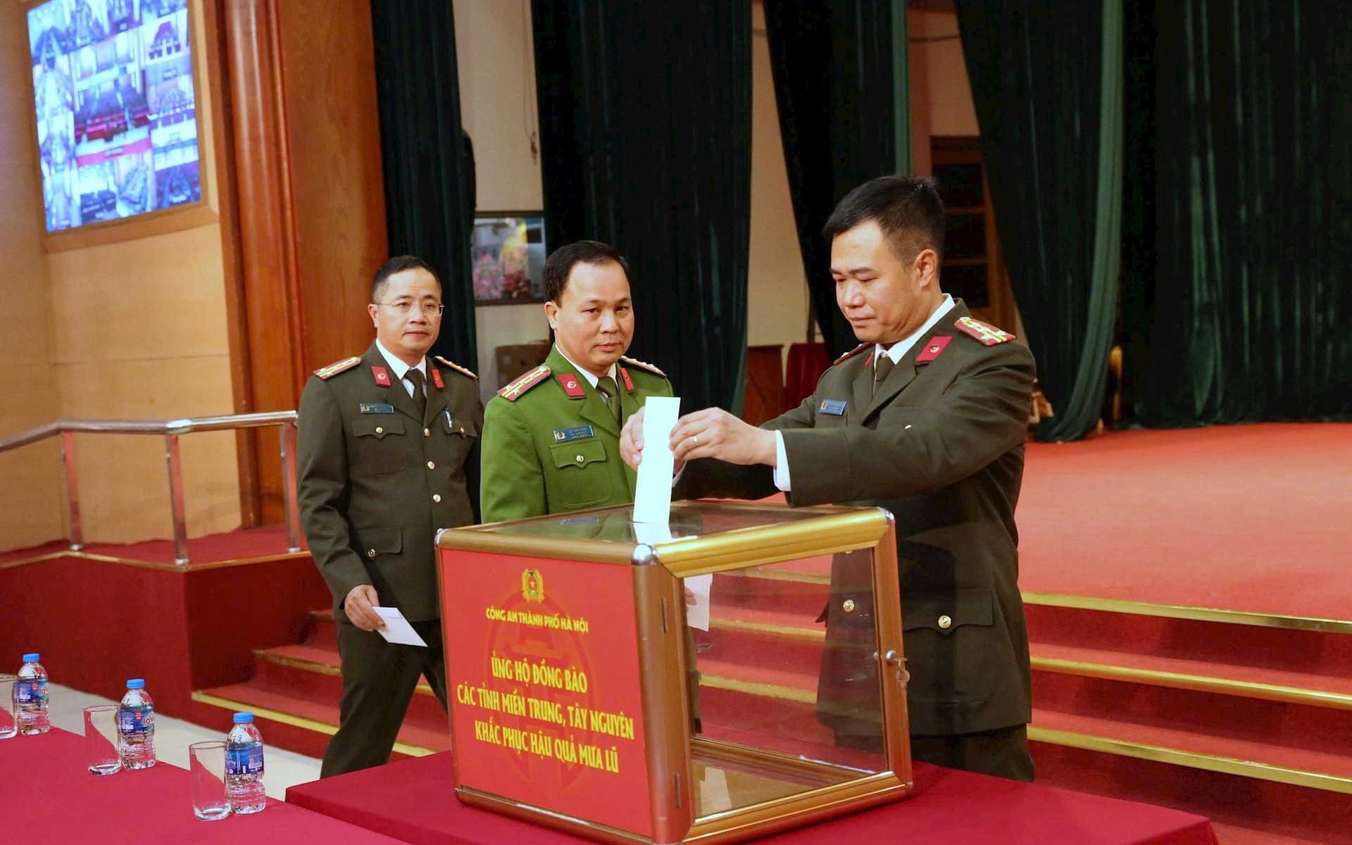 Lãnh đạo Công an thành phố Hà Nội ủng hộ đồng bào vùng lũ