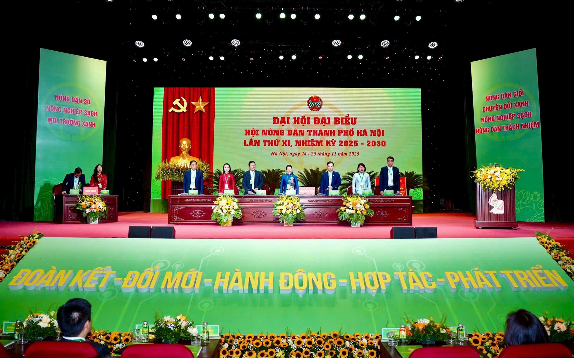 Quang cảnh phiên nội bộ.