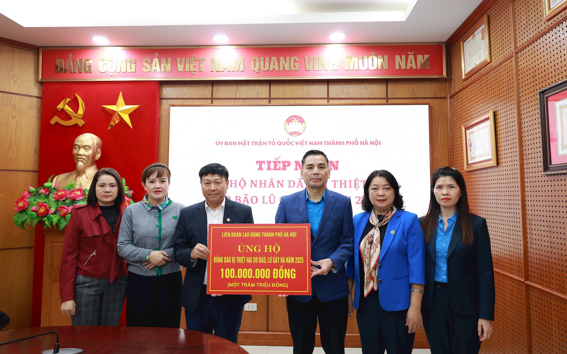 Liên đoàn Lao động thành phố Hà Nội đã trao 100 triệu đồng ủng hộ đồng bào miền Trung và Tây Nguyên đang chịu thiệt hại nặng nề bởi bão, lũ năm 2025.