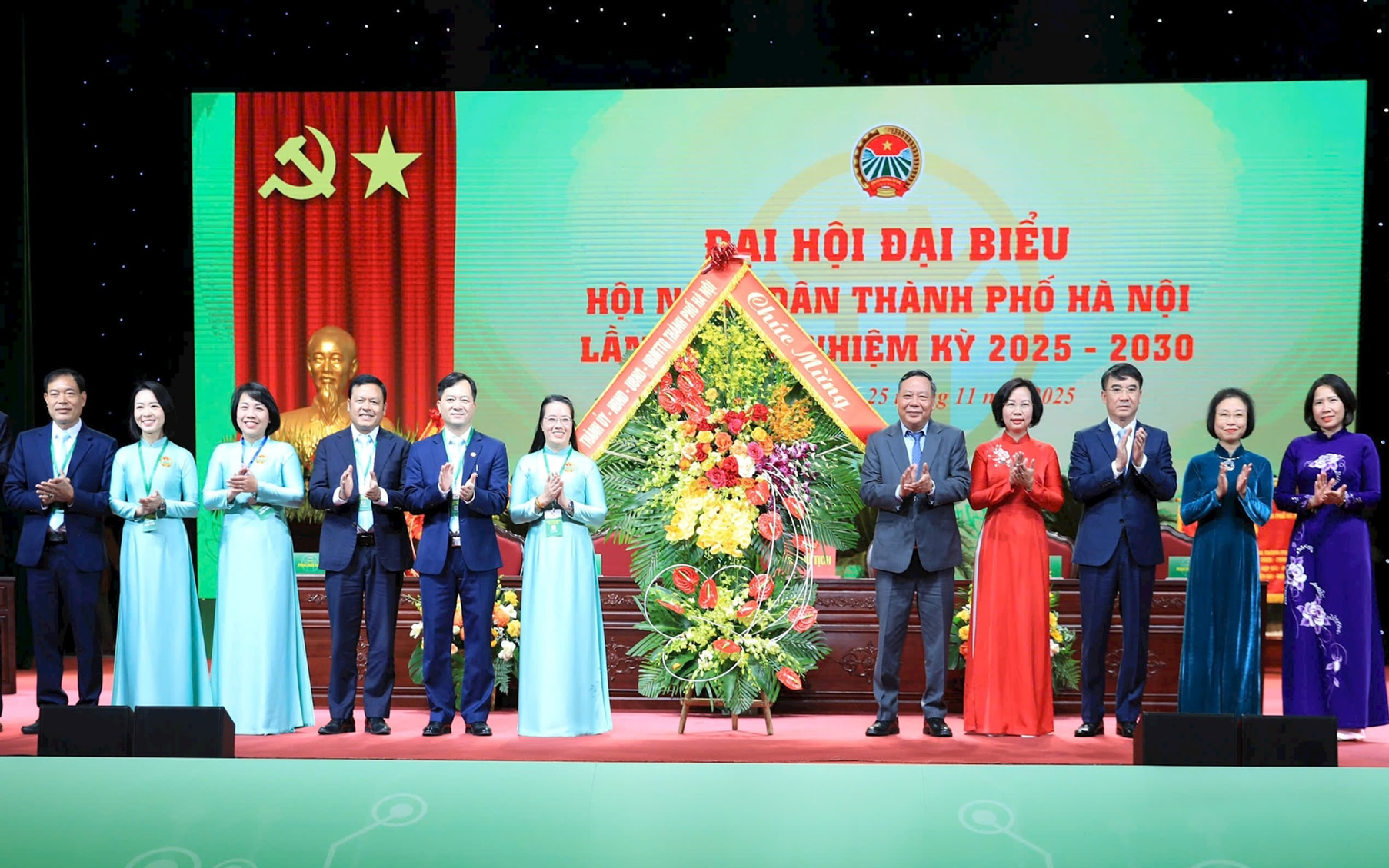 Phó Bí thư Thường trực Thành ủy Hà Nội Nguyễn Văn Phong và các đồng chí lãnh đạo thành phố Hà Nội tặng hoa chúc mừng Đại hội.