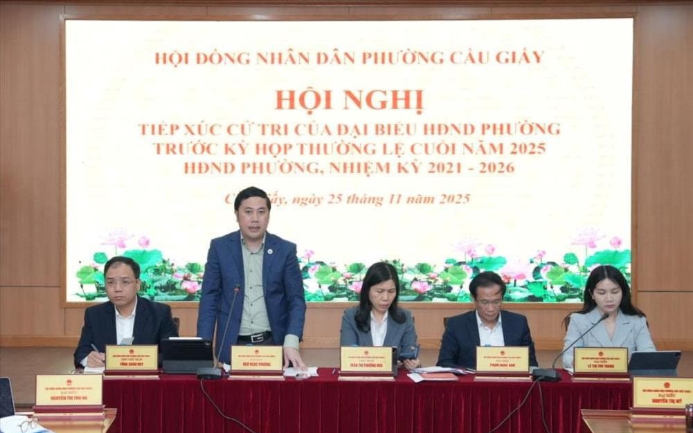 ប្រធានគណៈកម្មាធិការប្រជាជនសង្កាត់ Cau Giay លោក Ngo Ngoc Phuong ឆ្លើយដោយផ្ទាល់នូវសំណួរនានាក្នុងសមត្ថកិច្ចរបស់គាត់។ Chủ tịch UBND phường Cầu Giấy Ngô Ngọc Phương trực tiếp trả lời các vấn đề thuộc thẩm quyền