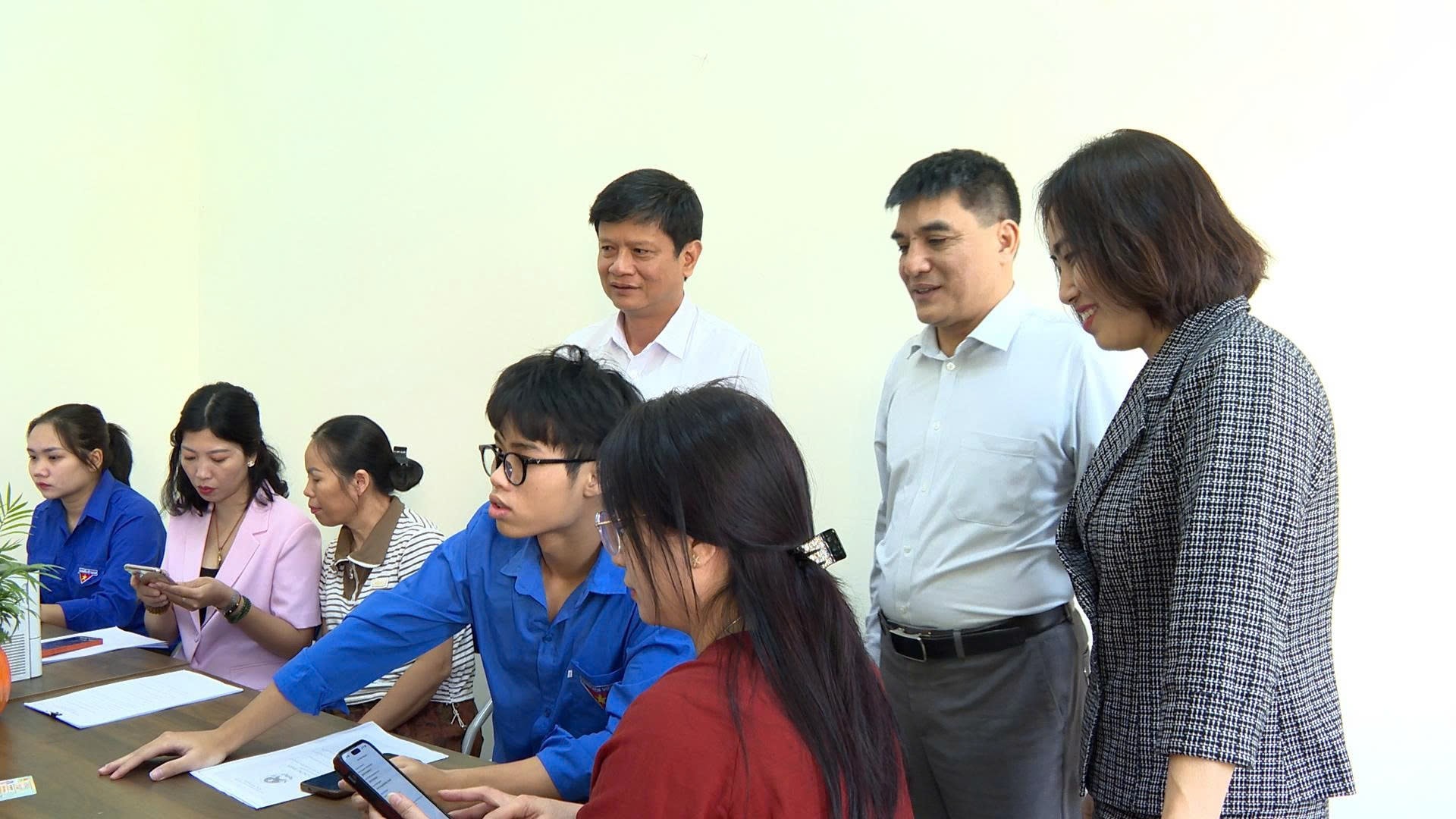 Hoai Duc spustil 5 bodů na podporu online veřejných administrativních postupů - Foto 4. Hoài Đức ra mắt 5 điểm hỗ trợ thủ tục hành chính công trực tuyến- Ảnh 4.