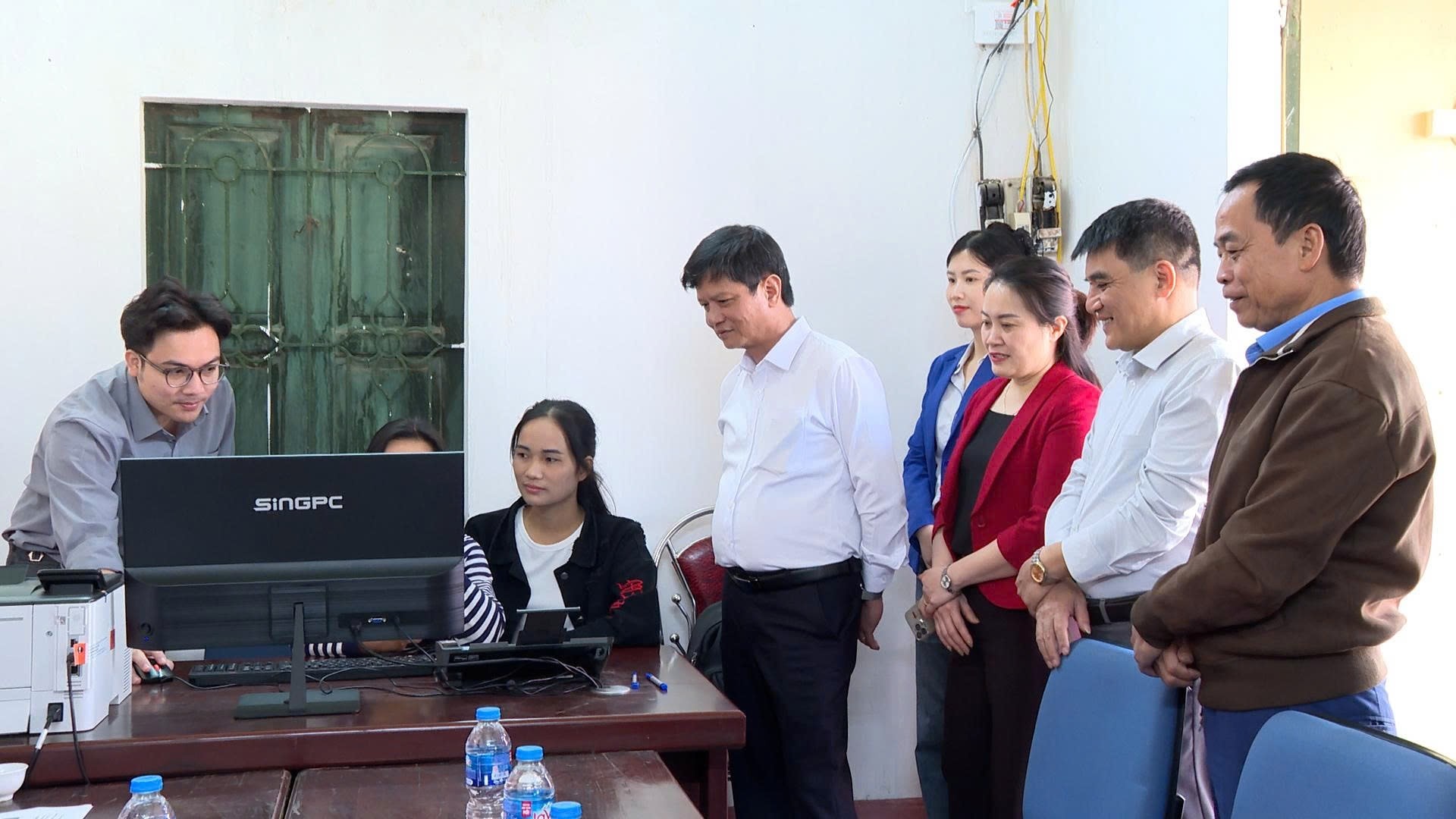 Hoai Duc spustil 5 bodů na podporu online veřejných administrativních postupů - Foto 5. Hoài Đức ra mắt 5 điểm hỗ trợ thủ tục hành chính công trực tuyến- Ảnh 5.
