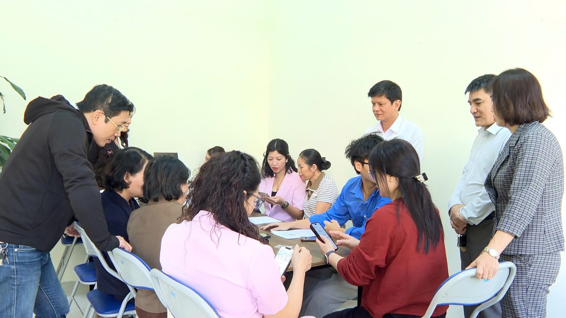 Hoai Duc spustil 5 bodů na podporu online veřejných administrativních postupů - Foto 3. Hoài Đức ra mắt 5 điểm hỗ trợ thủ tục hành chính công trực tuyến- Ảnh 3.