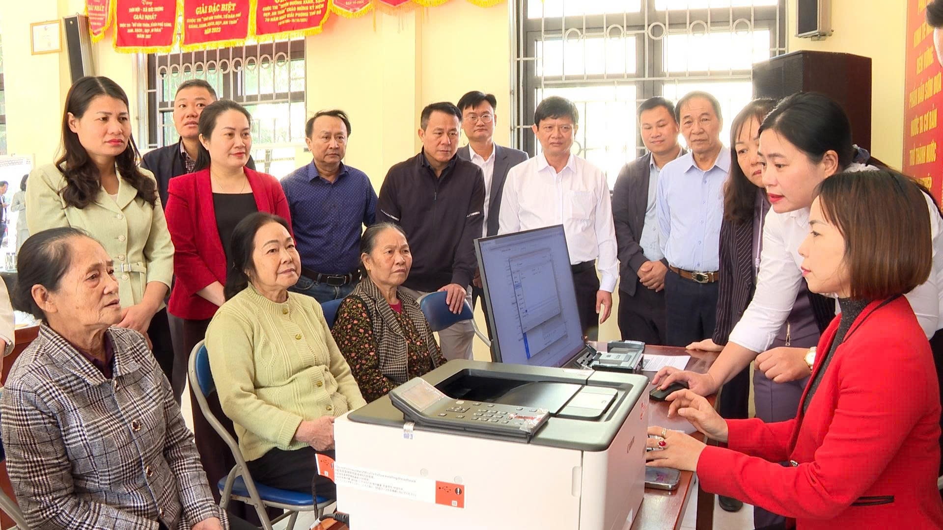 Hoai Duc spustil 5 bodů na podporu online veřejných administrativních postupů - Foto 2. Hoài Đức ra mắt 5 điểm hỗ trợ thủ tục hành chính công trực tuyến- Ảnh 2.