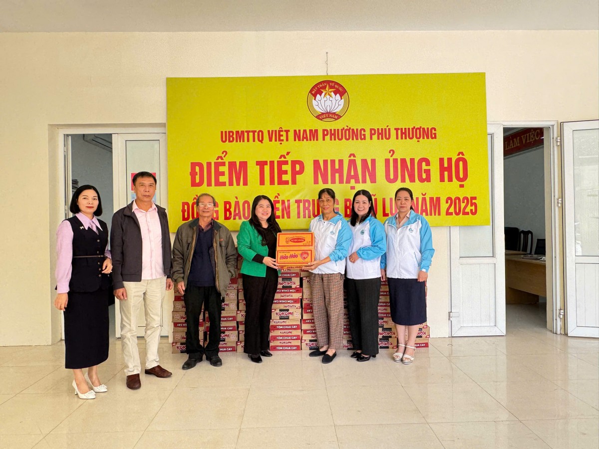 Фу Тхуонг передав кошти на підтримку постраждалих від повені Комітету Вітчизняного фронту В'єтнаму міста Ханой - Фото 2. Phú Thượng trao kinh phí ủng hộ đồng bào vùng lũ tới Ủy ban MTTQ Việt Nam thành phố Hà Nội- Ảnh 2.
