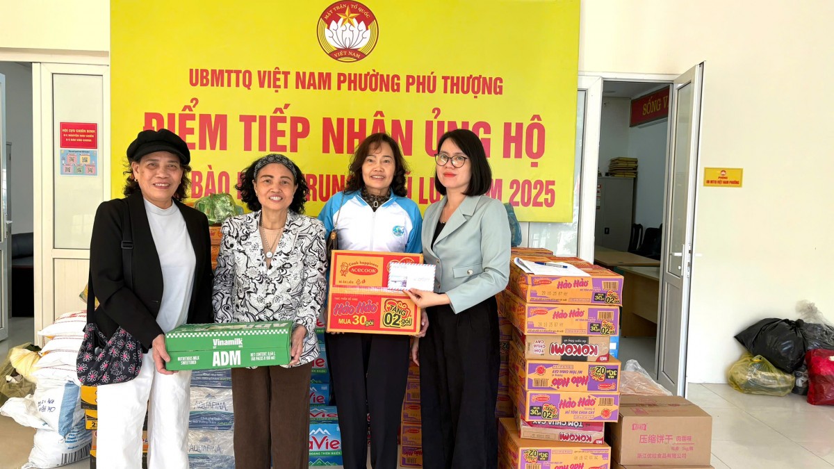 Фу Тхуонг передав кошти на підтримку постраждалих від повені Комітету Вітчизняного фронту В'єтнаму міста Ханой - Фото 3. Phú Thượng trao kinh phí ủng hộ đồng bào vùng lũ tới Ủy ban MTTQ Việt Nam thành phố Hà Nội- Ảnh 3.
