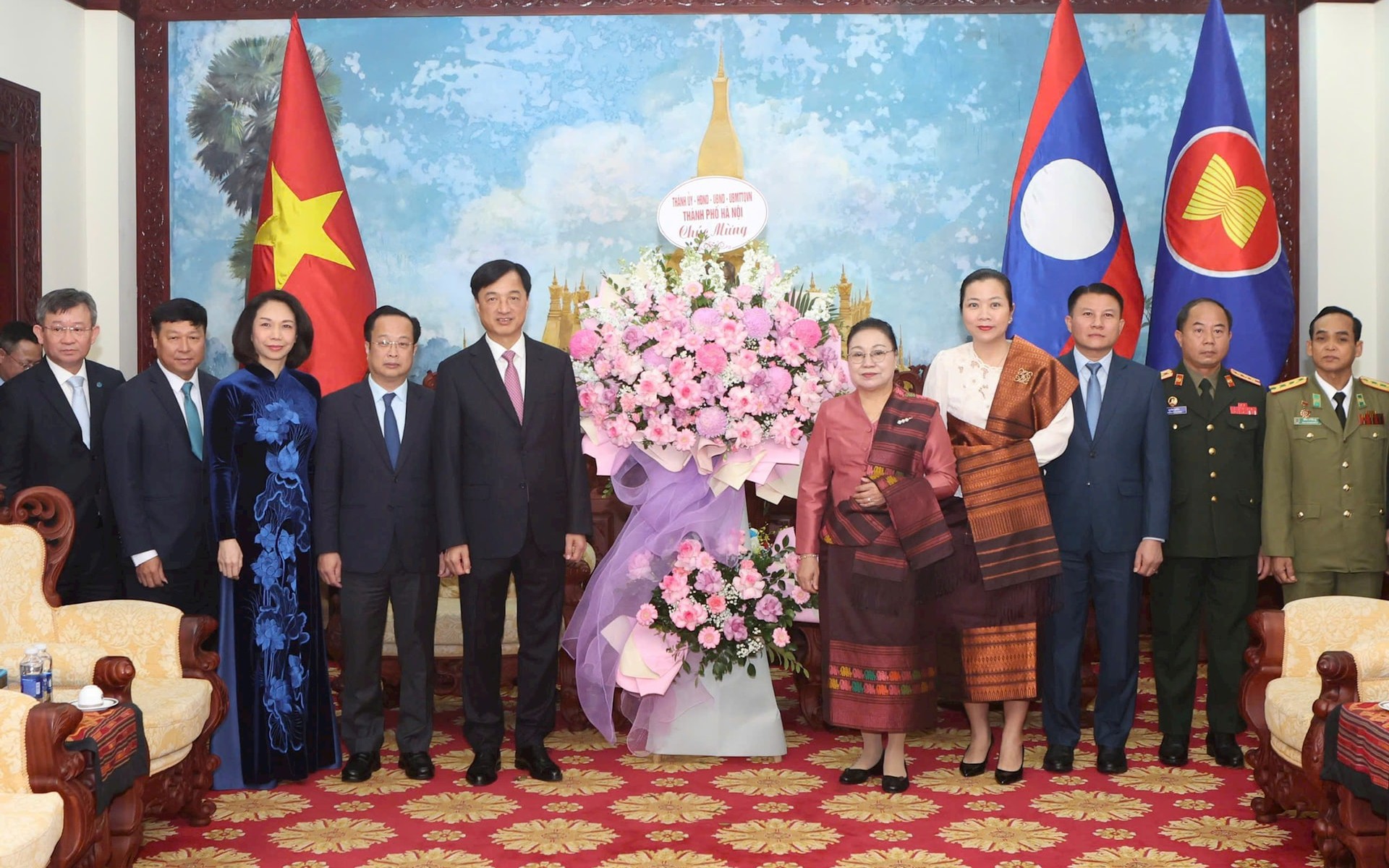 Bí thư Thành ủy Hà Nội Nguyễn Duy Ngọc, Đại sứ Lào Khamphao Ernthavanh và các đại biểu tham dự buổi tiếp. Ảnh: Viết Thành