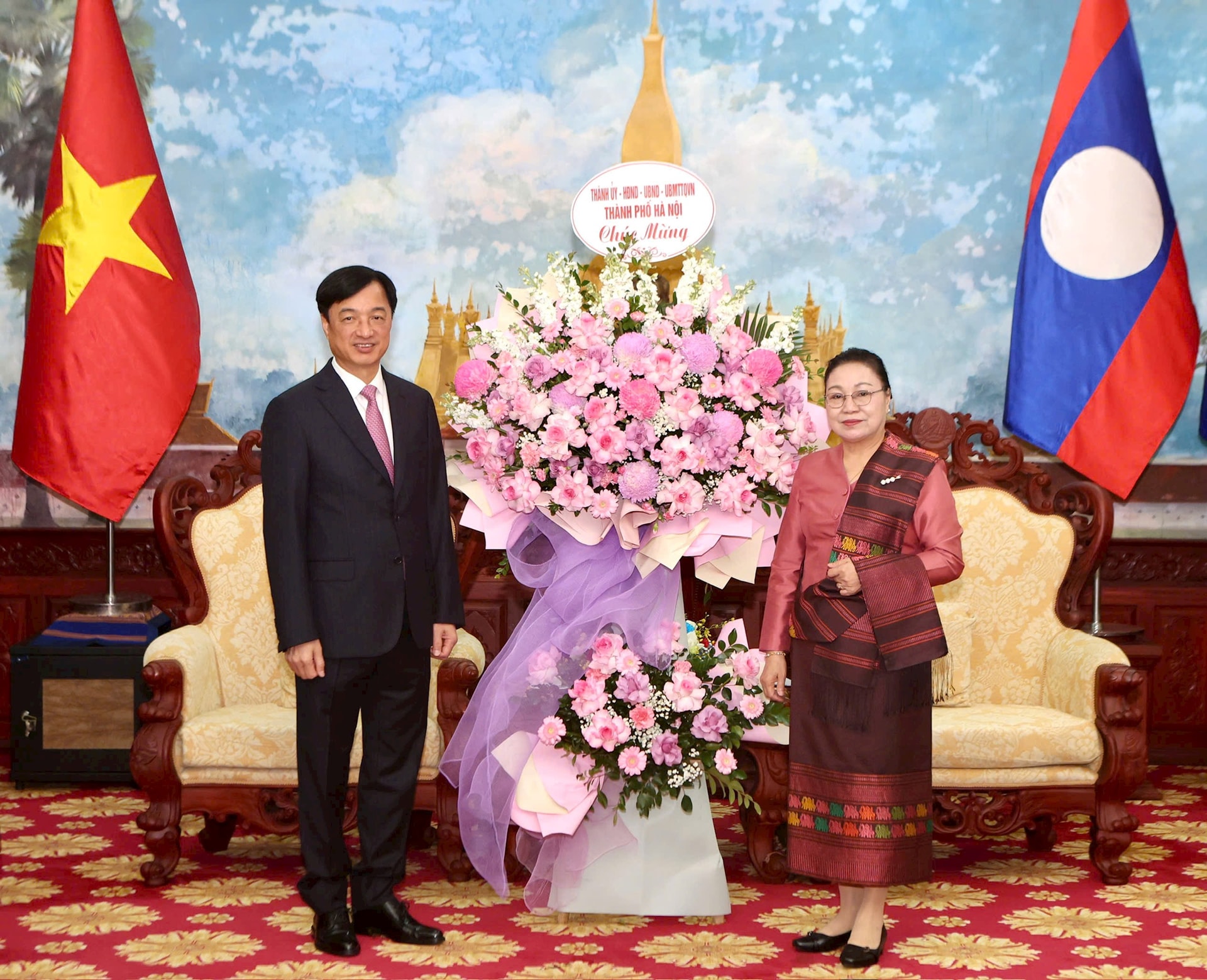 Đoàn Đại biểu thành phố Hà Nội chúc mừng nhân dịp kỷ niệm 50 năm Quốc khánh nước Cộng hòa Dân chủ nhân dân Lào- Ảnh 2.