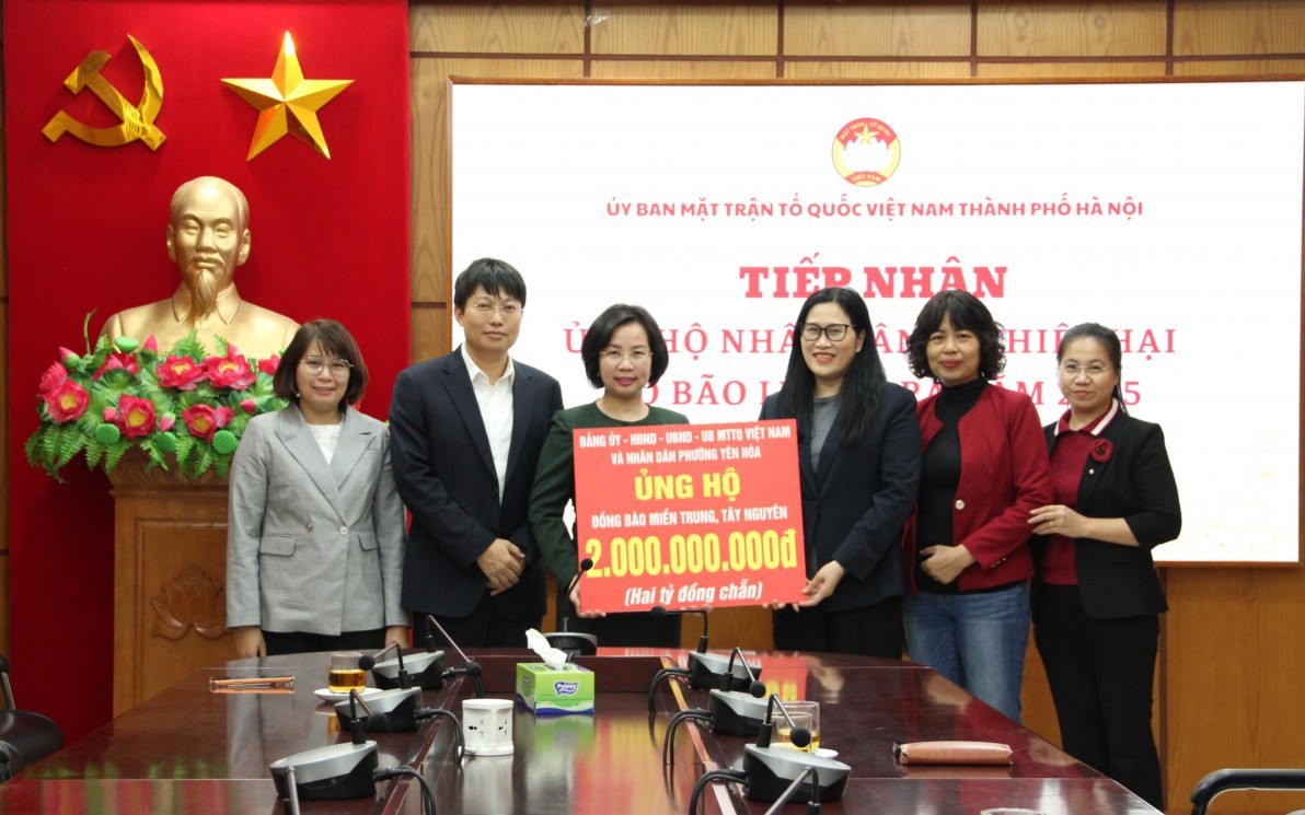 Ủy viên Ban Thường vụ Thành ủy, Chủ tịch Ủy ban MTTQ Việt Nam thành phố Hà Nội Bùi Huyền Mai trân trọng tiếp nhận số tiền ủng hộ 2 tỷ đồng từ Đảng ủy - HĐND - UBND - Ủy ban MTTQ Việt Nam và Nhân dân phường Yên Hòa.