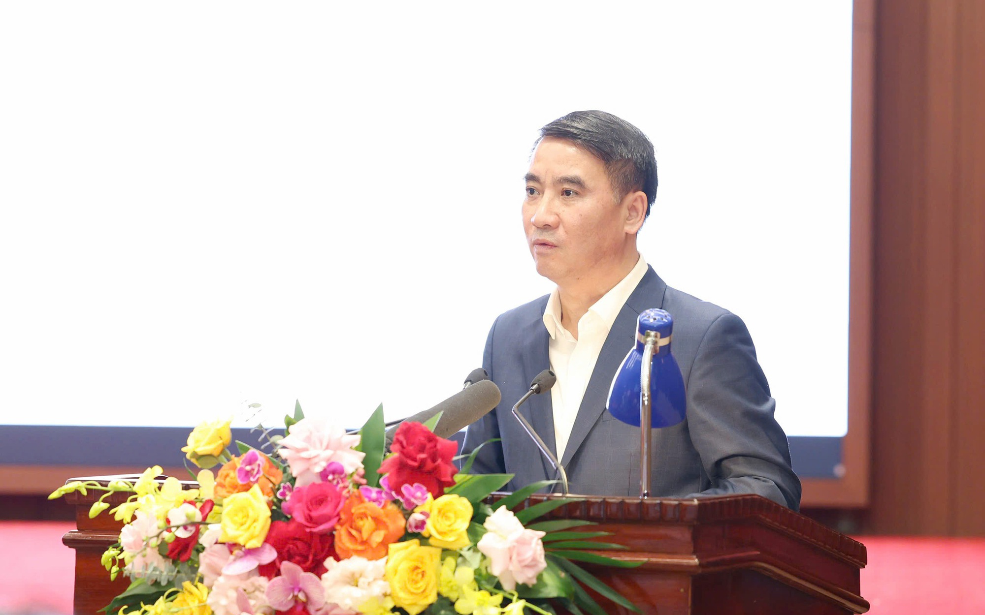 Phó Chủ tịch UBND Thành phố Nguyễn Xuân Lưu trình bày báo cáo tại Hội nghị