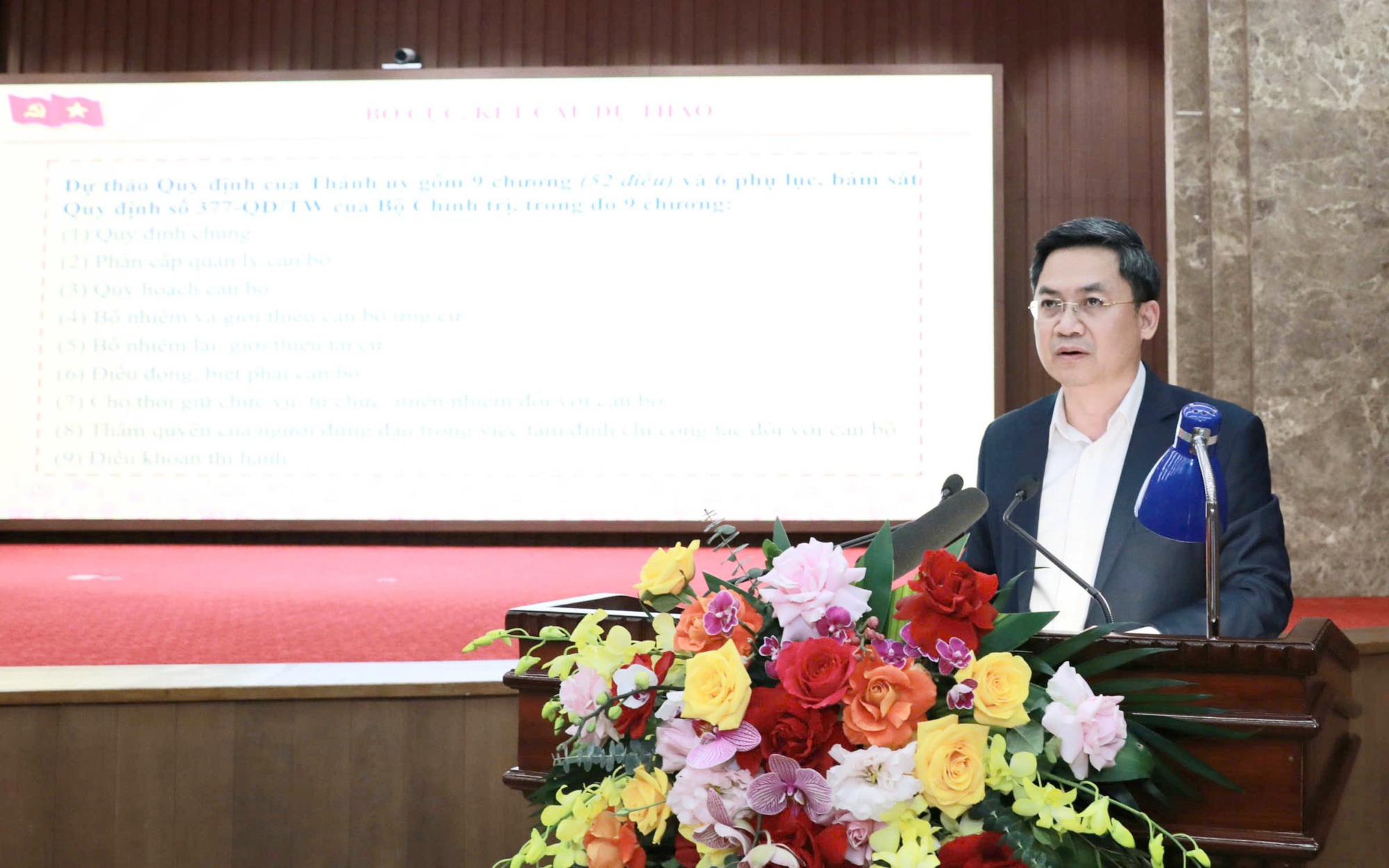 Trưởng ban Tổ chức Thành ủy Hà Minh Hải trình bày dự thảo Quy định về phân cấp quản lý cán bộ