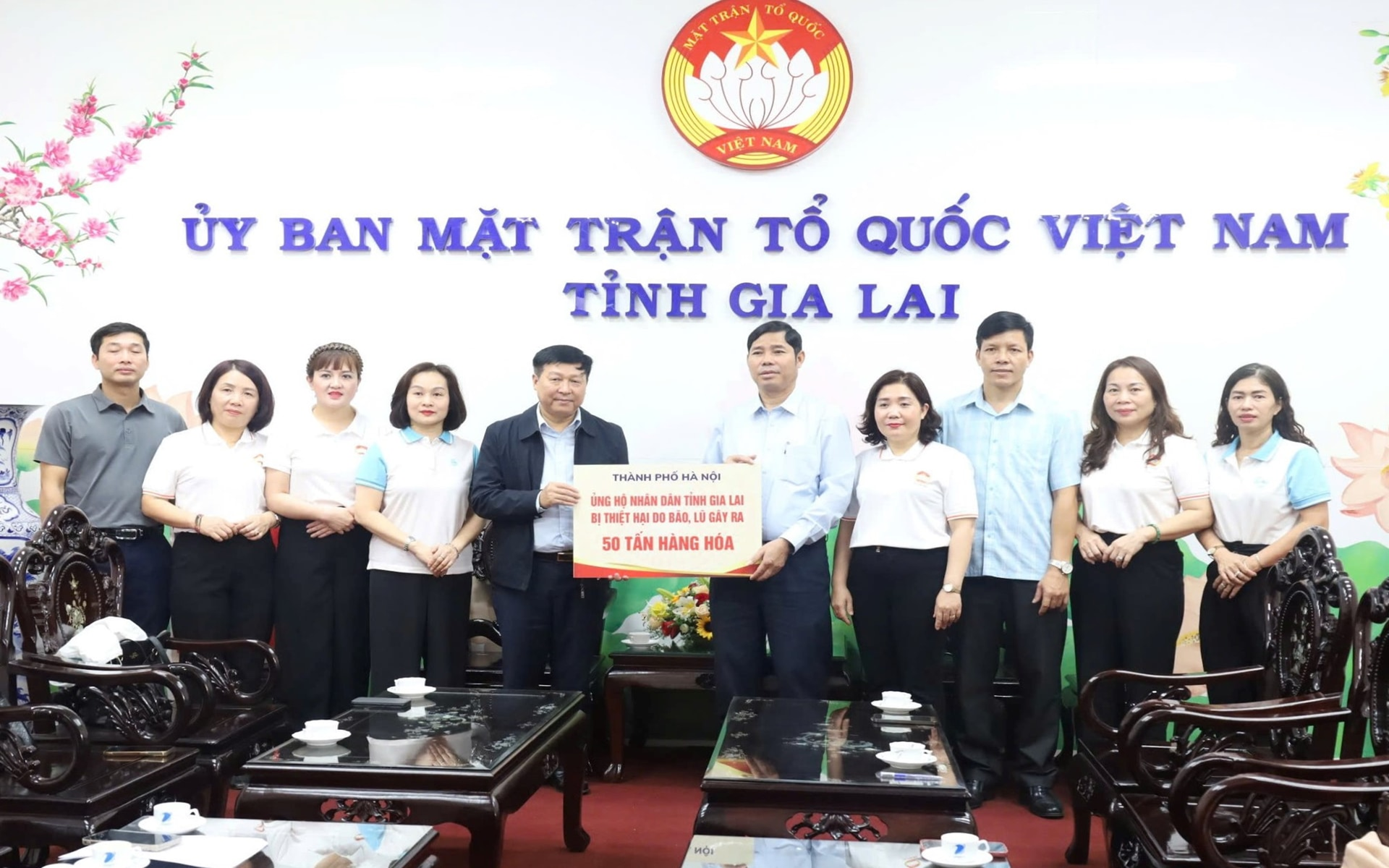 Đoàn công tác Ủy ban MTTQ Việt Nam trao 50 tấn hàng của thành phố tặng nhân dân tỉnh Gia Lai.