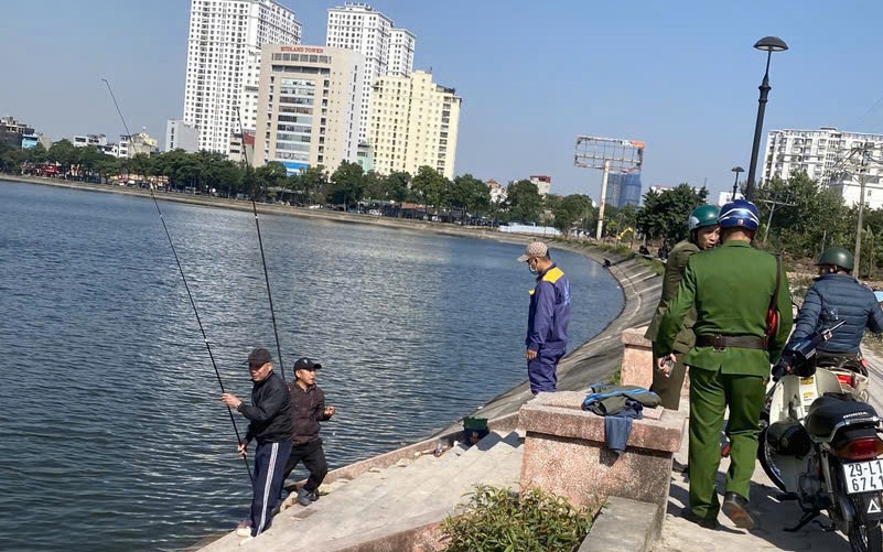 वार्ड पुलिस बल ने लोगों को 26 नवंबर की दोपहर को लिन्ह डैम झील में मछली पकड़ने के लिए इकट्ठा न होने की याद दिलाई Lực lượng công an phường nhắc nhở người dân không tụ tập câu cá tại hồ Linh Đàm, trưa 26/11