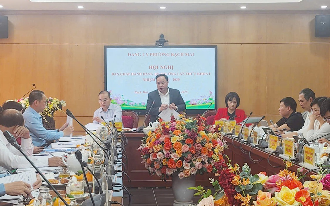 Tran Quyet Thang, a pártelnök, a Bach Mai kerület Népi Tanácsának elnöke felszólal. Bí thư Đảng ủy, Chủ tịch HĐND phường Bạch Mai Trần Quyết Thắng phát biểu