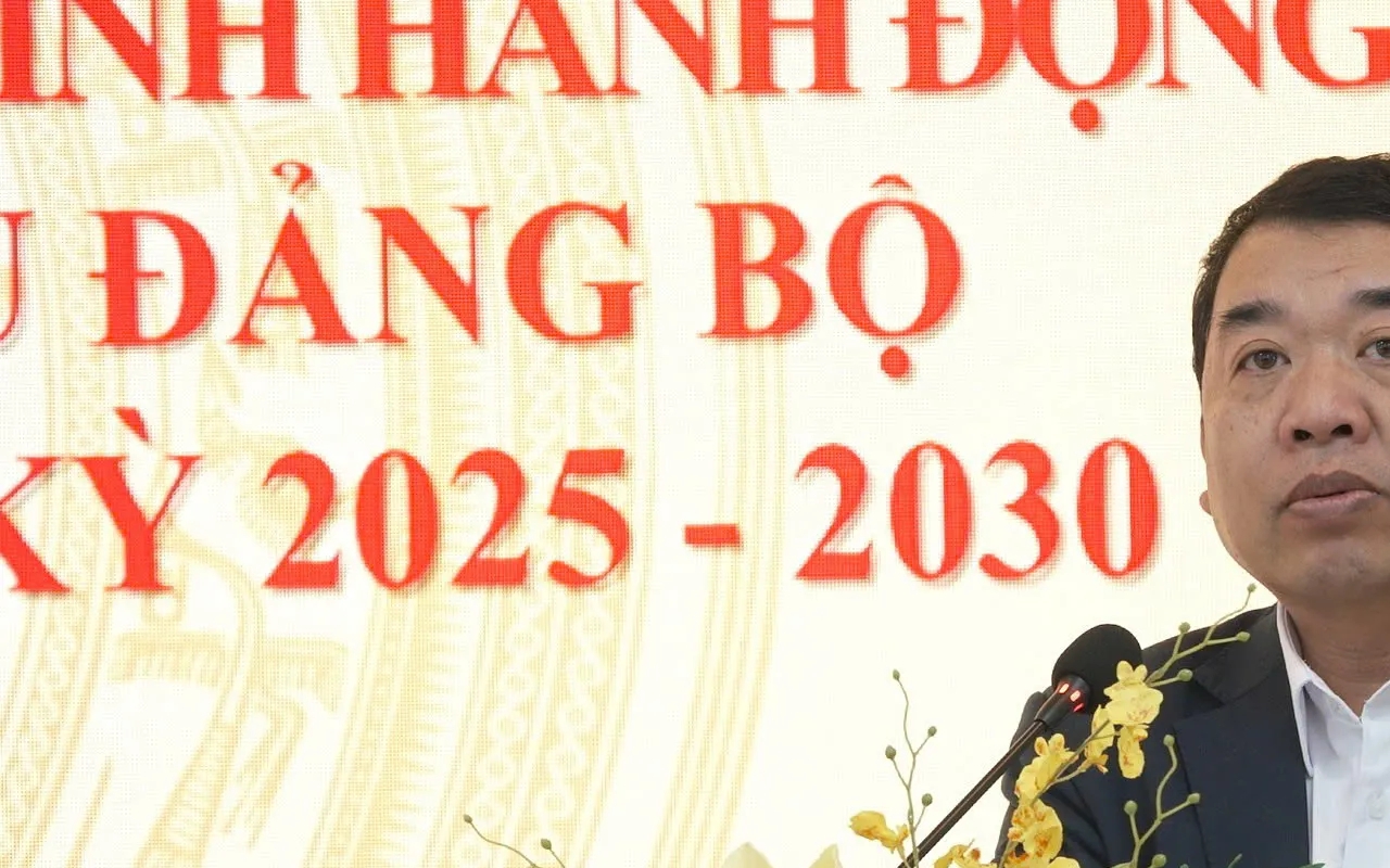 ທ່ານ Dao Xuan Dung ຮອງຫົວໜ້າຄະນະໂຄສະນາອົບຮົມສູນກາງພັກ ຮ່າໂນ້ຍ ກ່າວຄຳເຫັນທີ່ກອງປະຊຸມ. Phó Trưởng ban Tuyên giáo và Dân vận Thành ủy Hà Nội Đào Xuân Dũng phát biểu tại Hội nghị