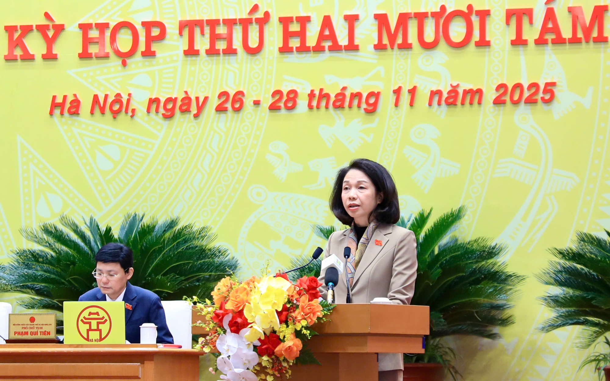 Phó Chủ tịch UBND Thành phố Vũ Thu Hà trình bày Tờ trình tại kỳ họp