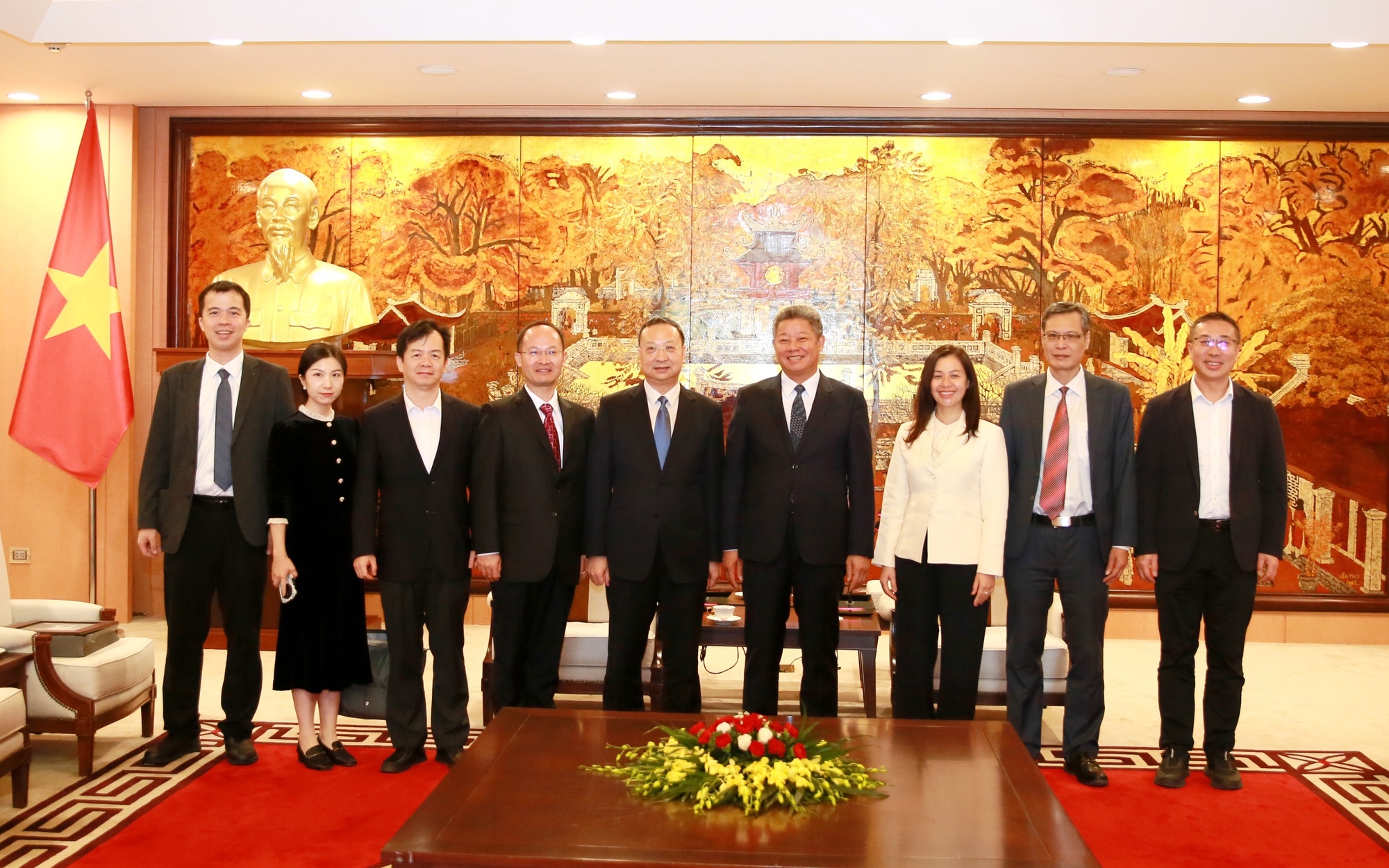 Các đại biểu chụp ảnh lưu niệm