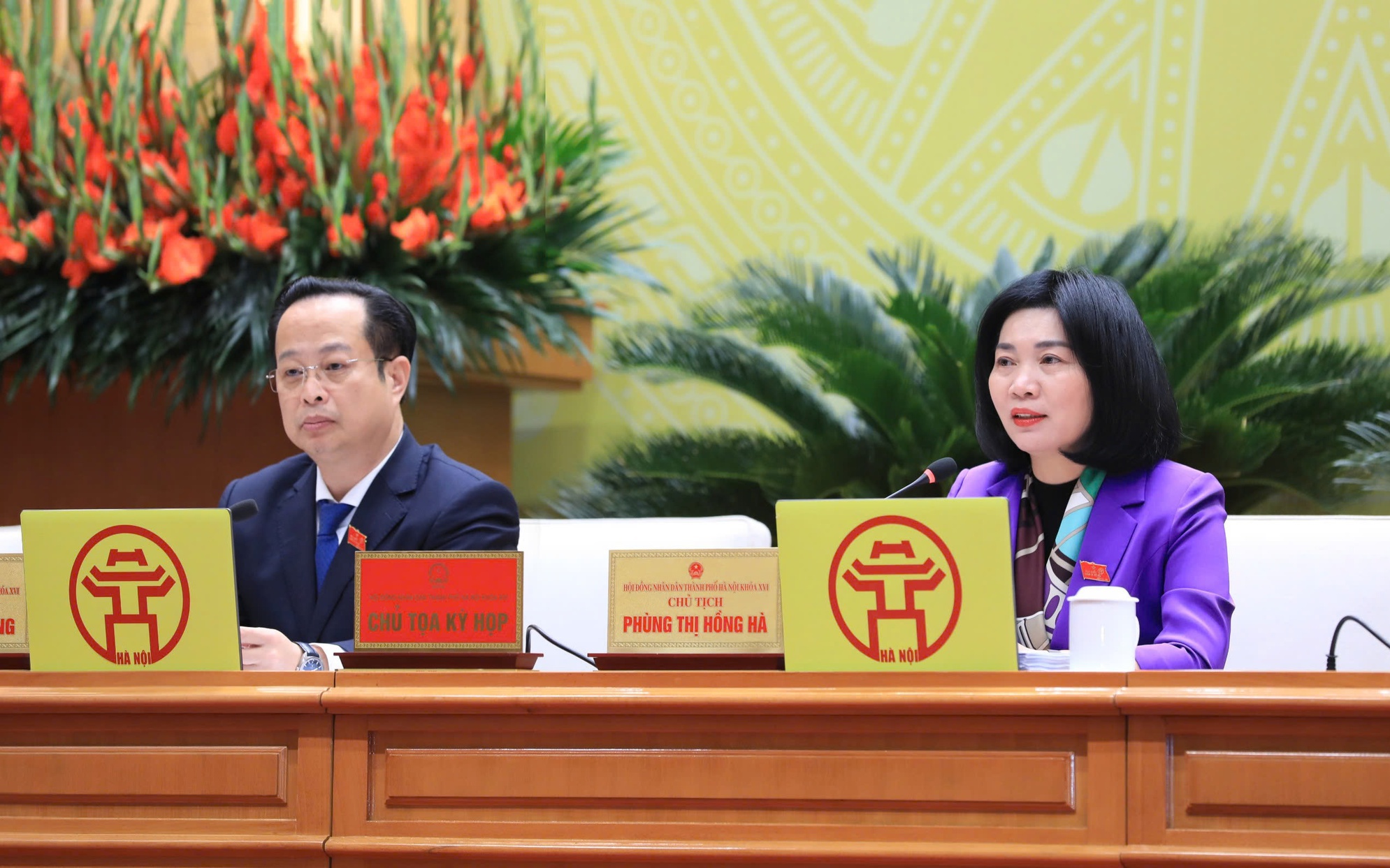 Chủ tọa điều hành phiên họp