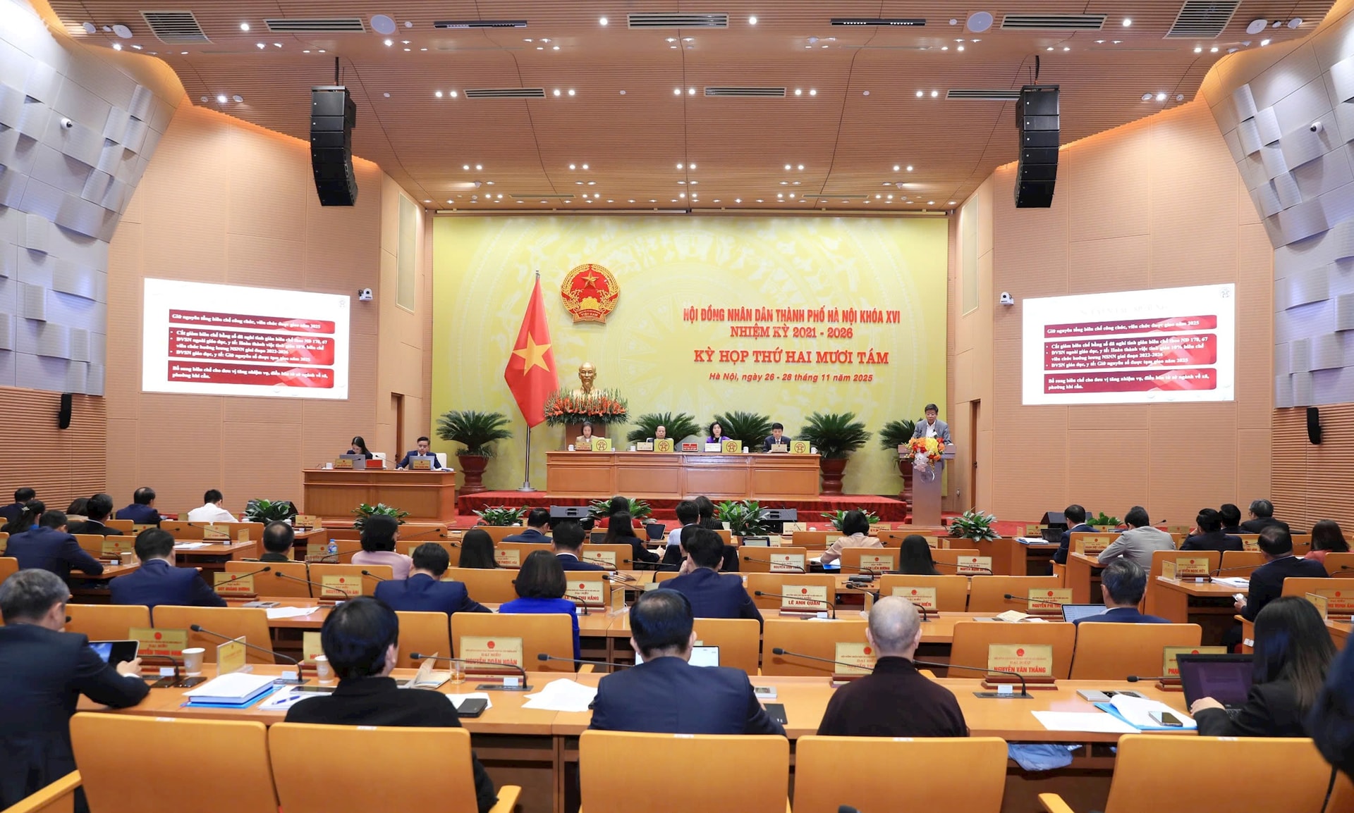 Hanoi People's Council approves 2026 administrative civil service staffing levels- Ảnh 1.