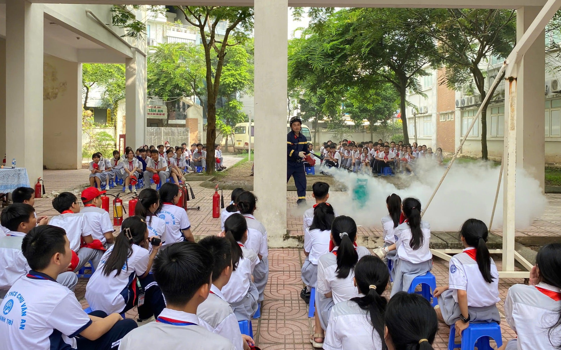 Hướng dẫn kiến thức cơ bản về công tác phòng cháy, chữa cháy cho các em học sinh