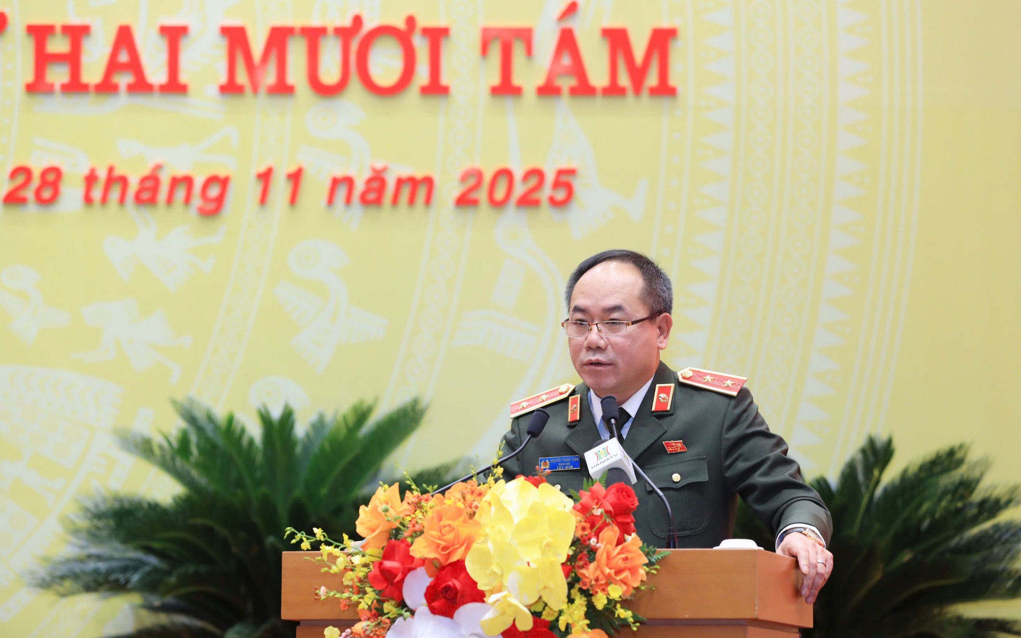 Trung tướng Nguyễn Thanh Tùng, Giám đốc Công an thành phố Hà Nội trình bày tờ trình