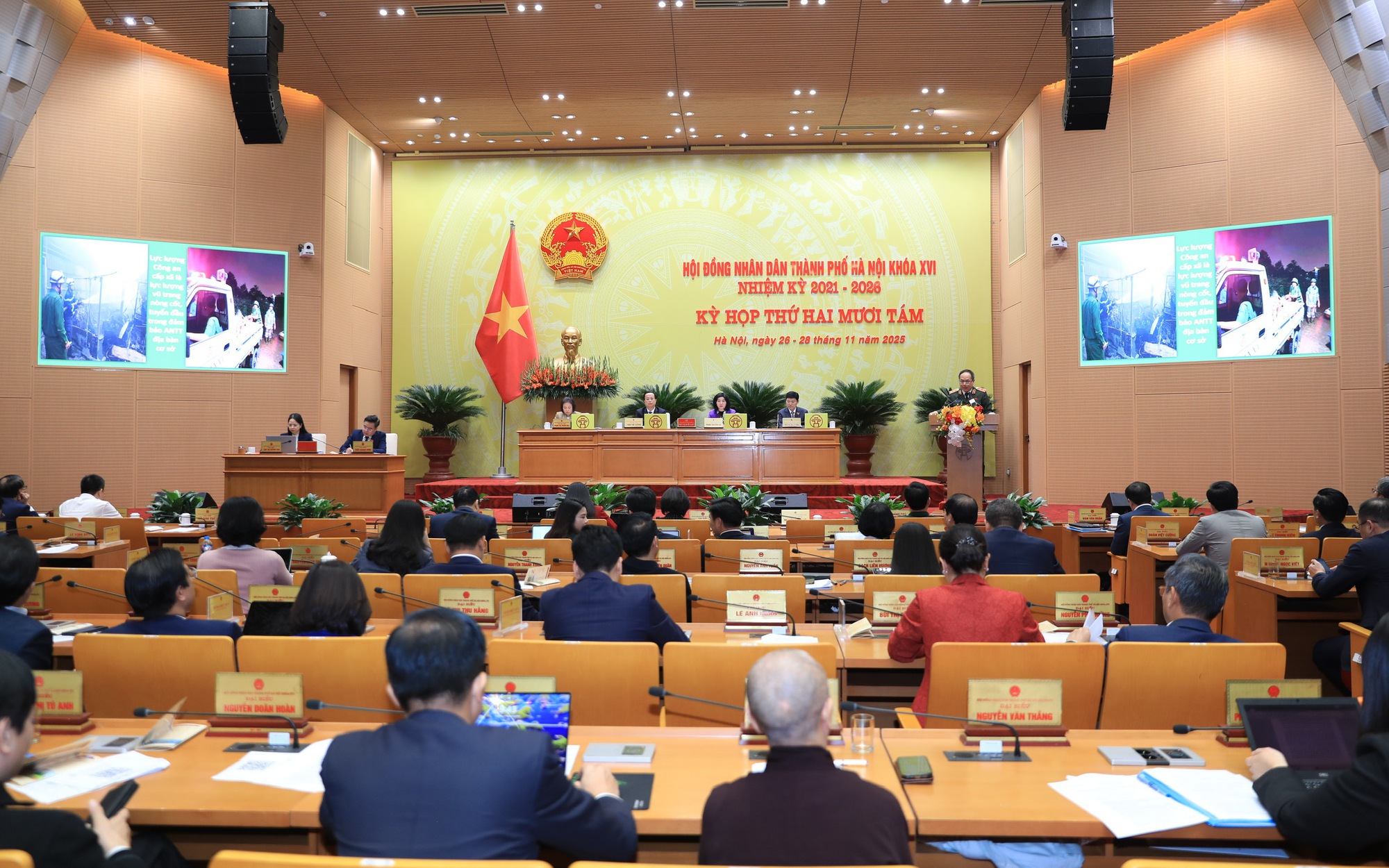 Quang cảnh kỳ họp