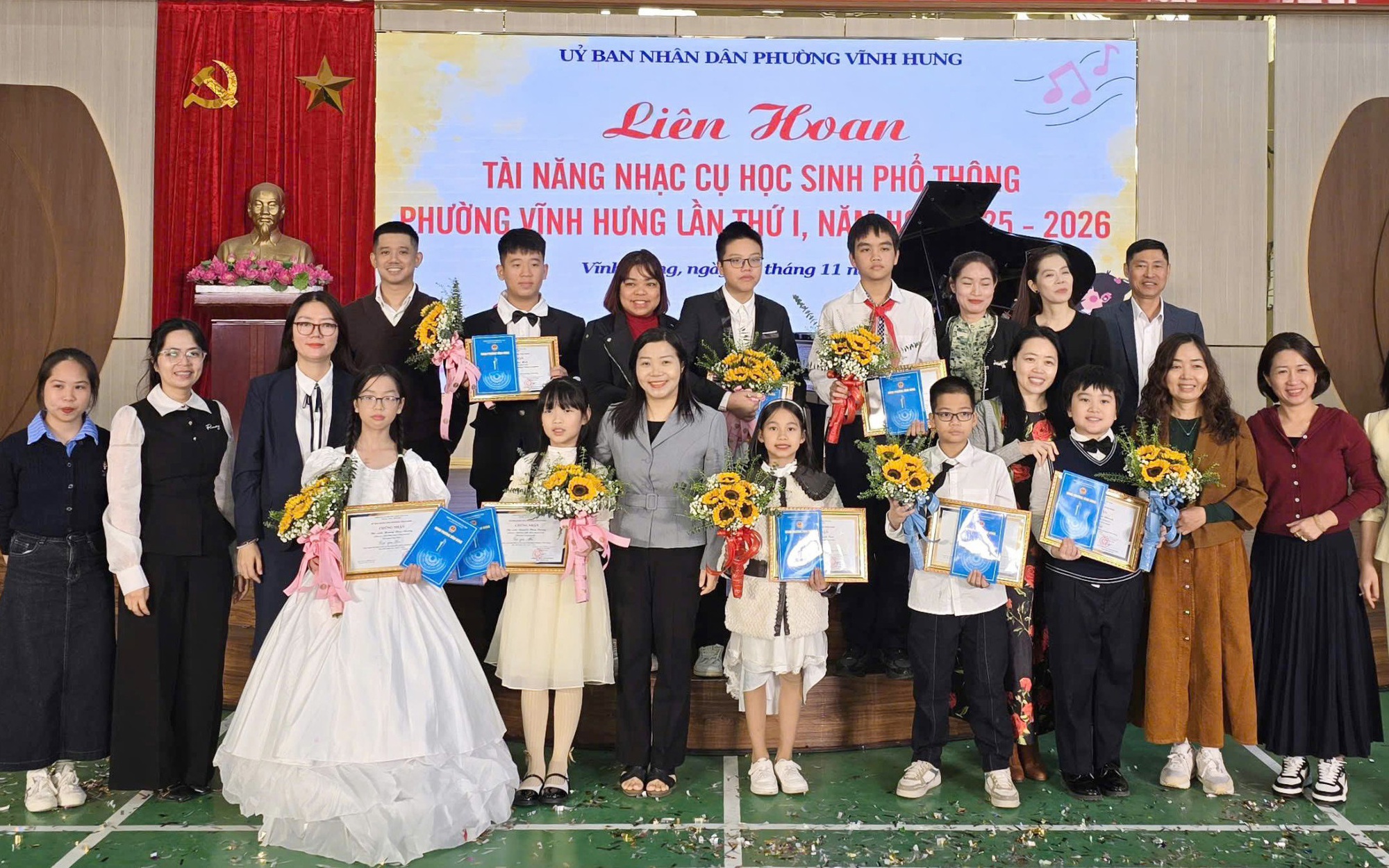 Phó Chủ tịch UBND phường Vĩnh Hưng Quán Thị Vân Anh chụp ảnh lưu niệm với các thí sinh đạt giải