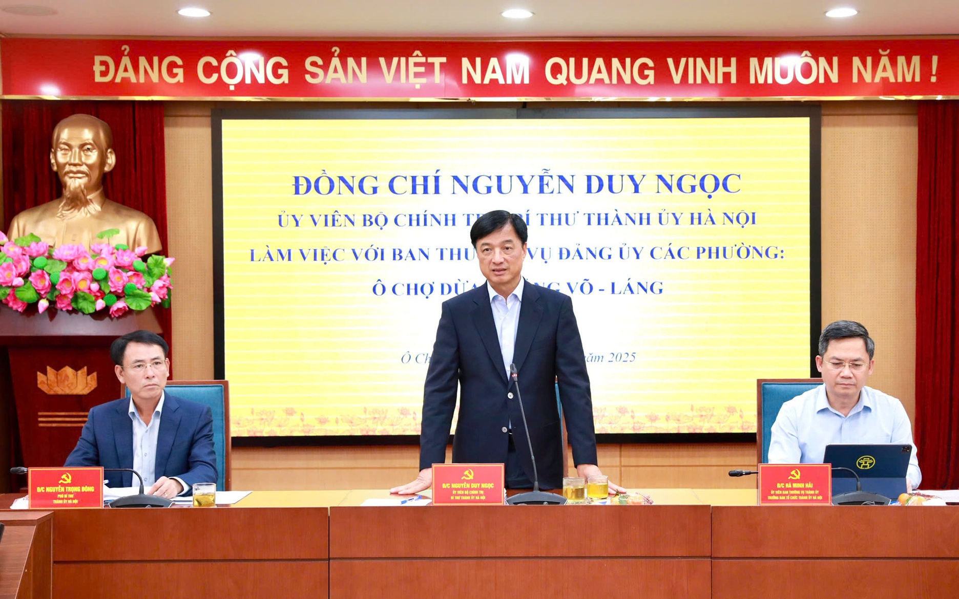 Bí thư Thành ủy Hà Nội Nguyễn Duy Ngọc và các đồng chí lãnh đạo Thành phố chủ trì làm việc với 3 phường