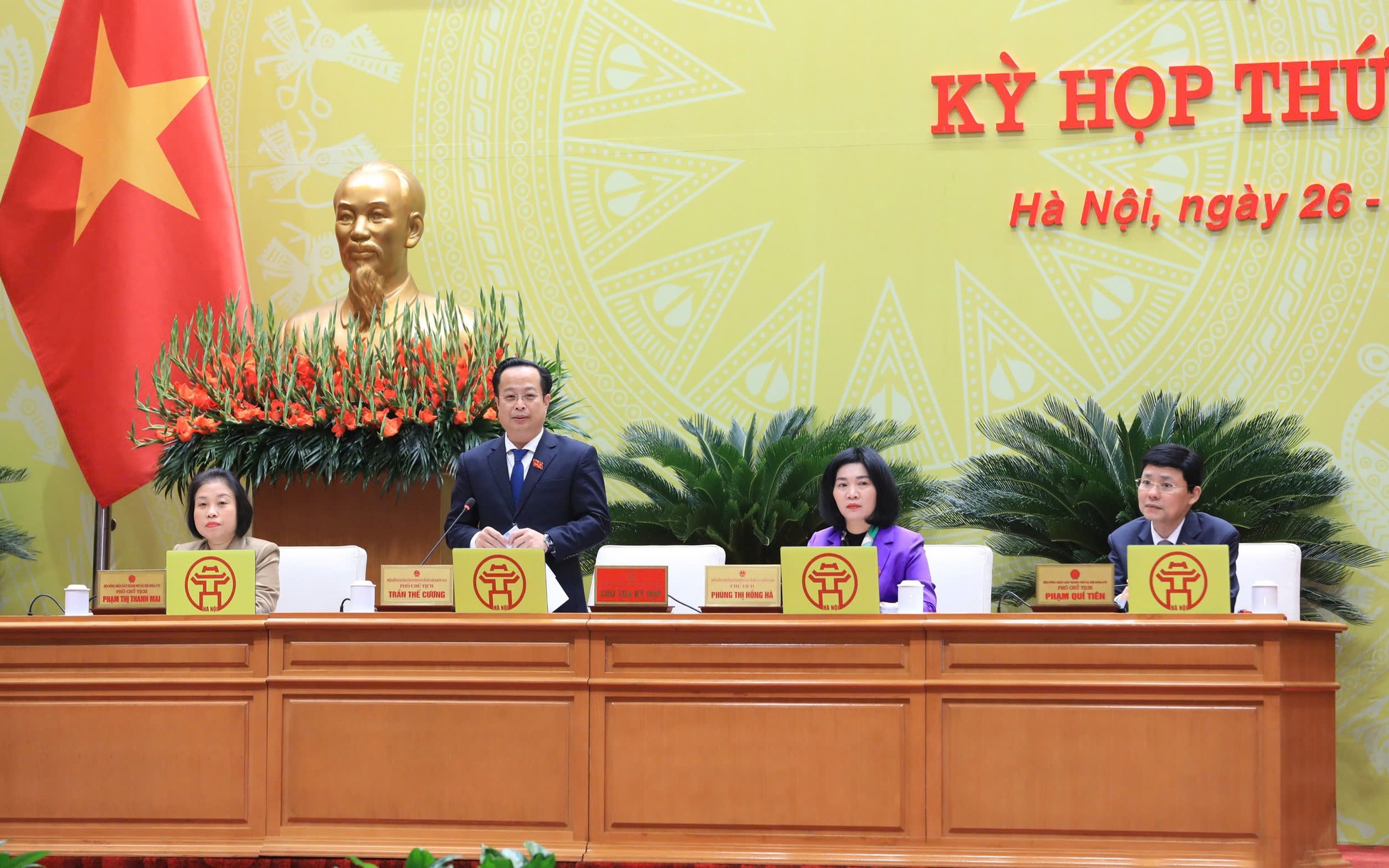 Chủ tọa điều hành phiên họp