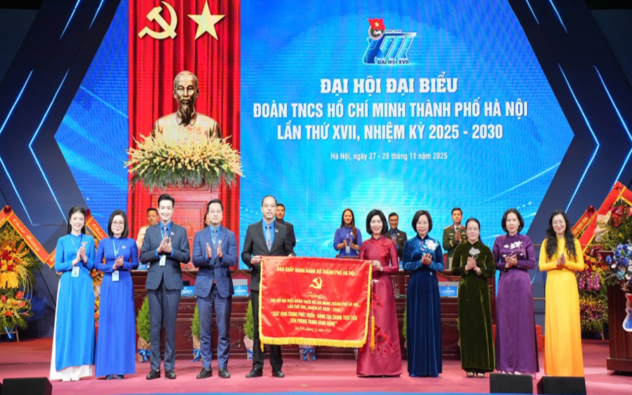 Phó Bí thư Thành ủy, Chủ tịch HĐND Thành phố Hà Nội Phùng Thị Hồng Hà trao tặng bức trướng "Khát vọng trong phát triển - Sáng tạo trong thực tiễn - Tiên phong trong hành động" cho Đoàn Thanh niên Thành phố.