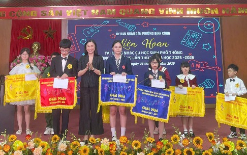 Η Αντιπρόεδρος της Λαϊκής Επιτροπής του Τάγματος, Νγκουγιέν Θι Του Χουόνγκ, απένειμε τα βραβεία στους νικητές του πρώτου και του δεύτερου βραβείου. Phó Chủ tịch UBND phường Nguyễn Thị Thu Hương trao giải cho các thí sinh đạt giải Nhất và giải Nhì