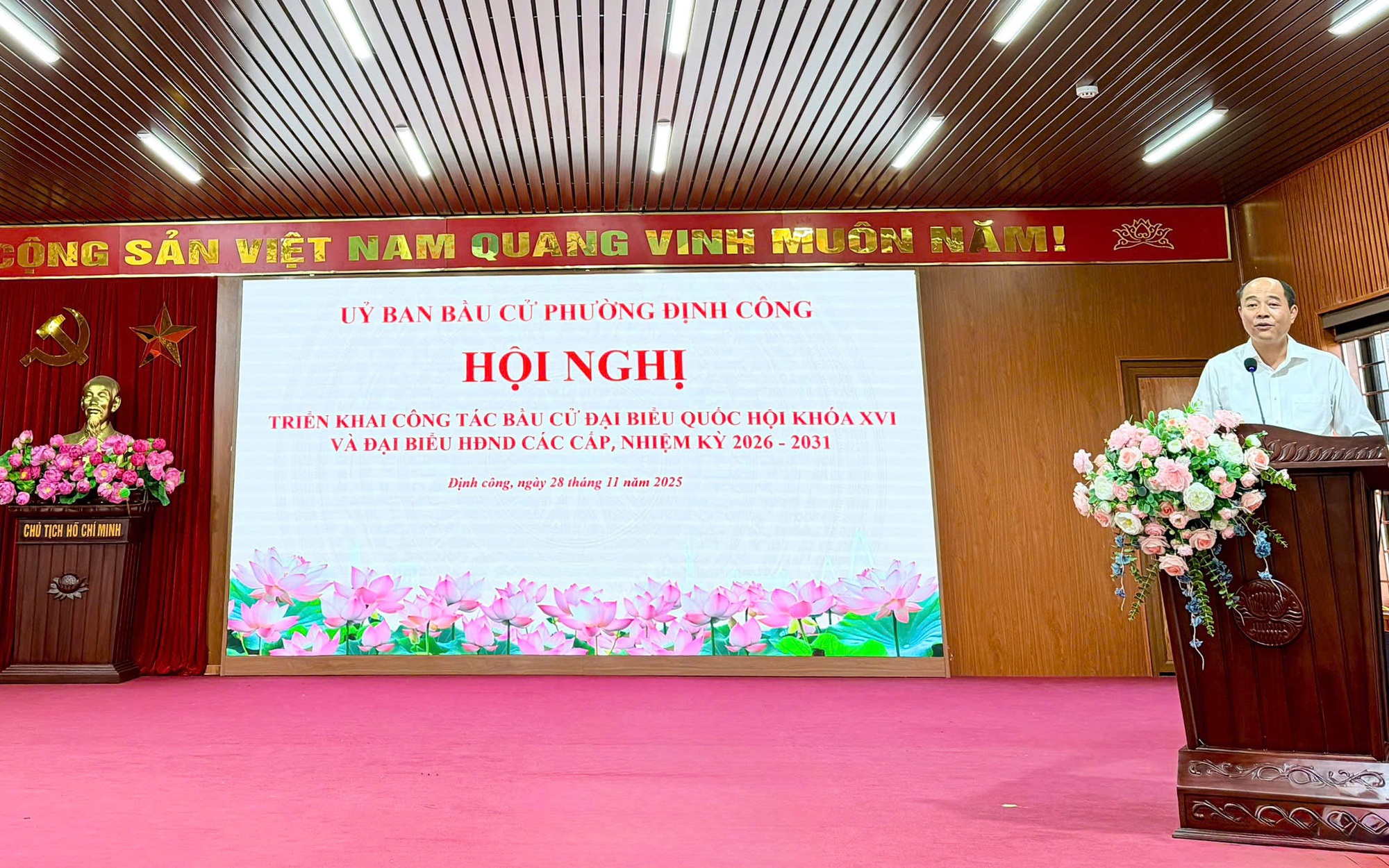 Ketua Komite Rakyat Distrik Dinh Cong, Nguyen Tuan Anh, menekankan pada Konferensi tersebut Chủ tịch UBND phường Định Công Nguyễn Tuấn Anh quán triệt tại Hội nghị